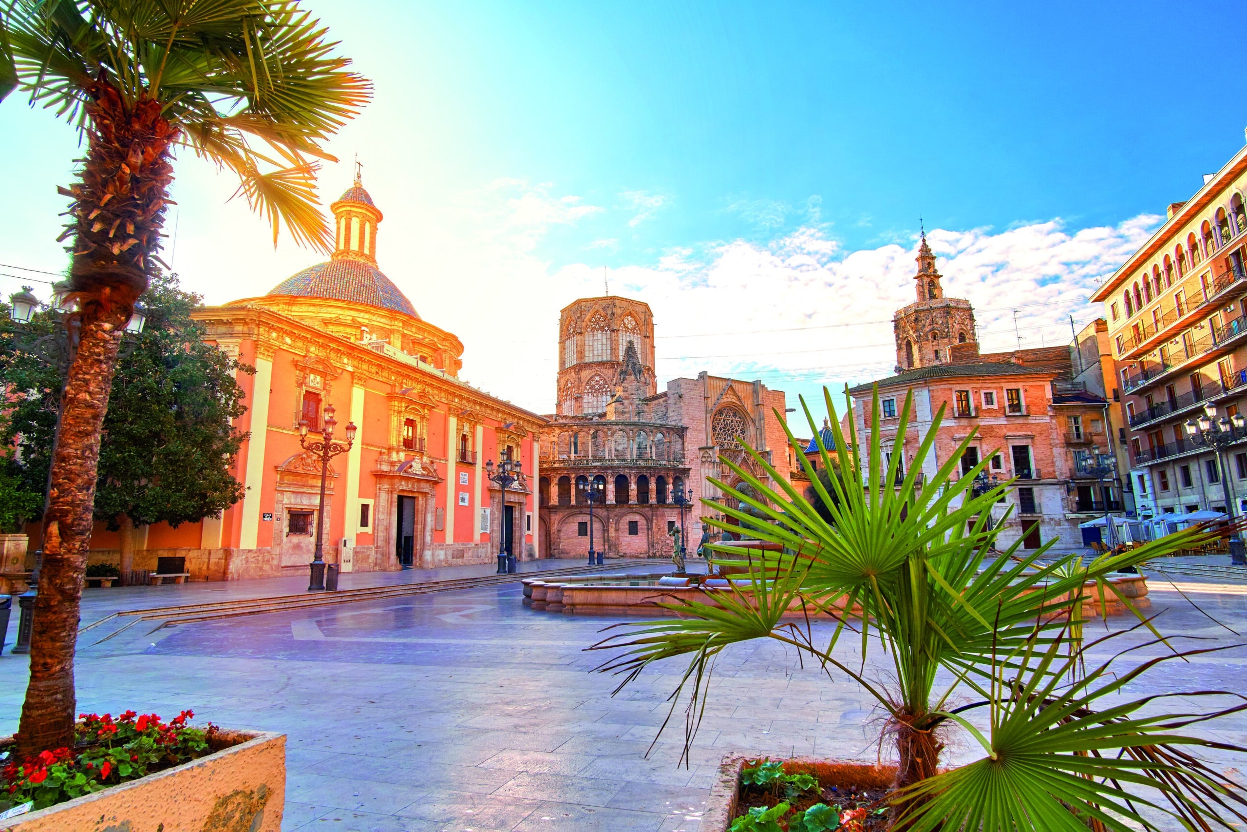 http://Place%20historique%20de%20la%20Virgen%20à%20Valence,%20Espagne,%20avec%20cathédrale%20et%20palmiers