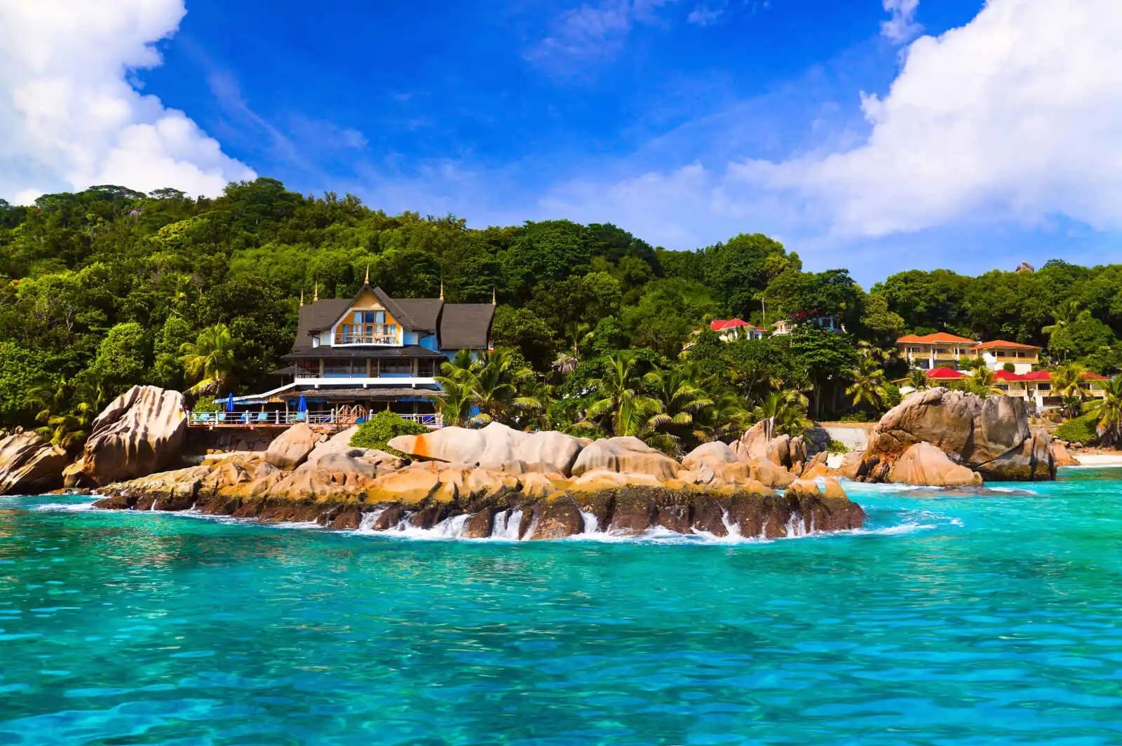 http://Lodges%20en%20bord%20de%20mer%20entourés%20de%20végétation%20tropicale%20aux%20Seychelles