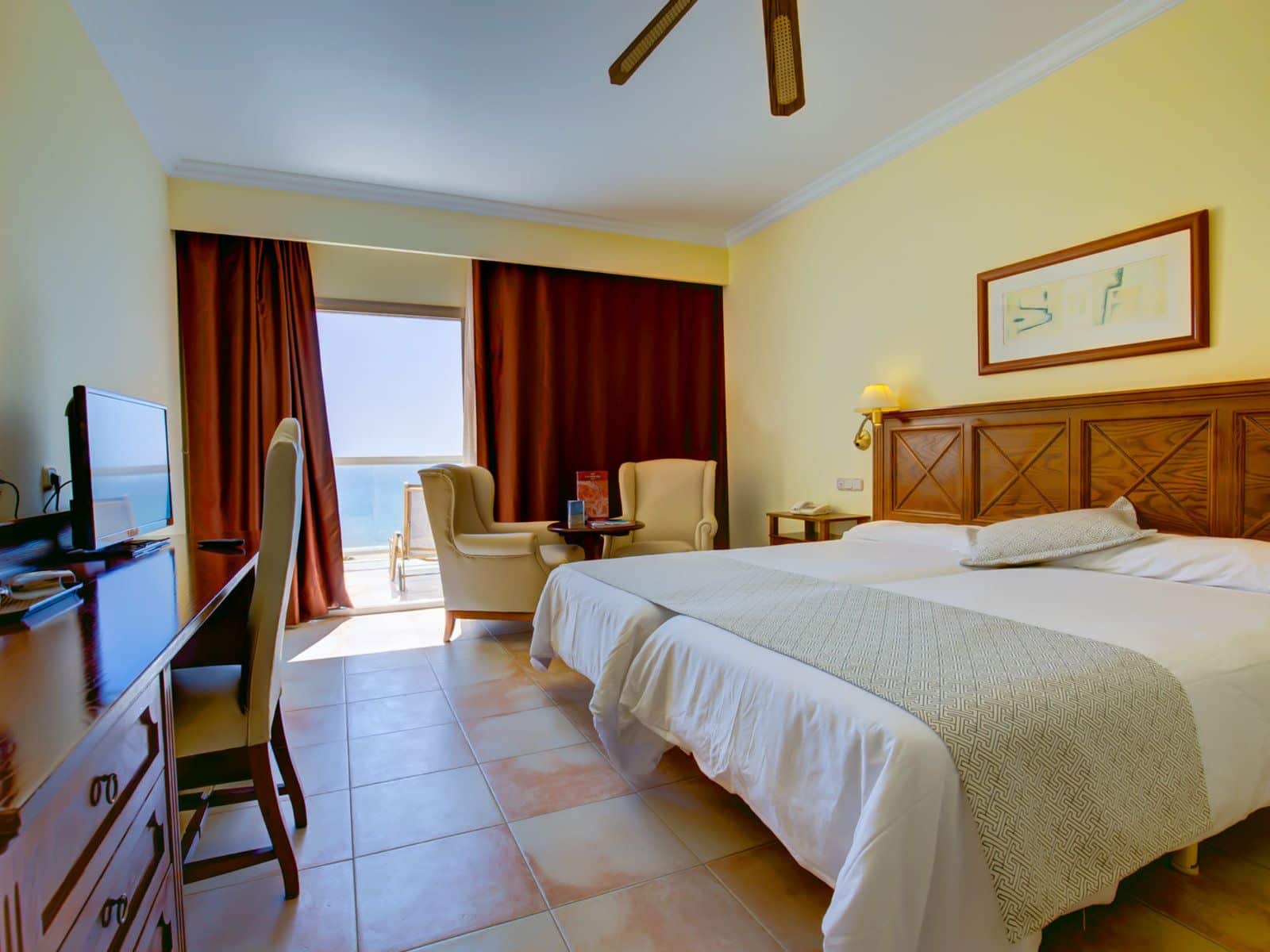 http://Chambre%20double%20lumineuse%20avec%20balcon%20offrant%20une%20vue%20sur%20la%20mer%20Méditerranée.