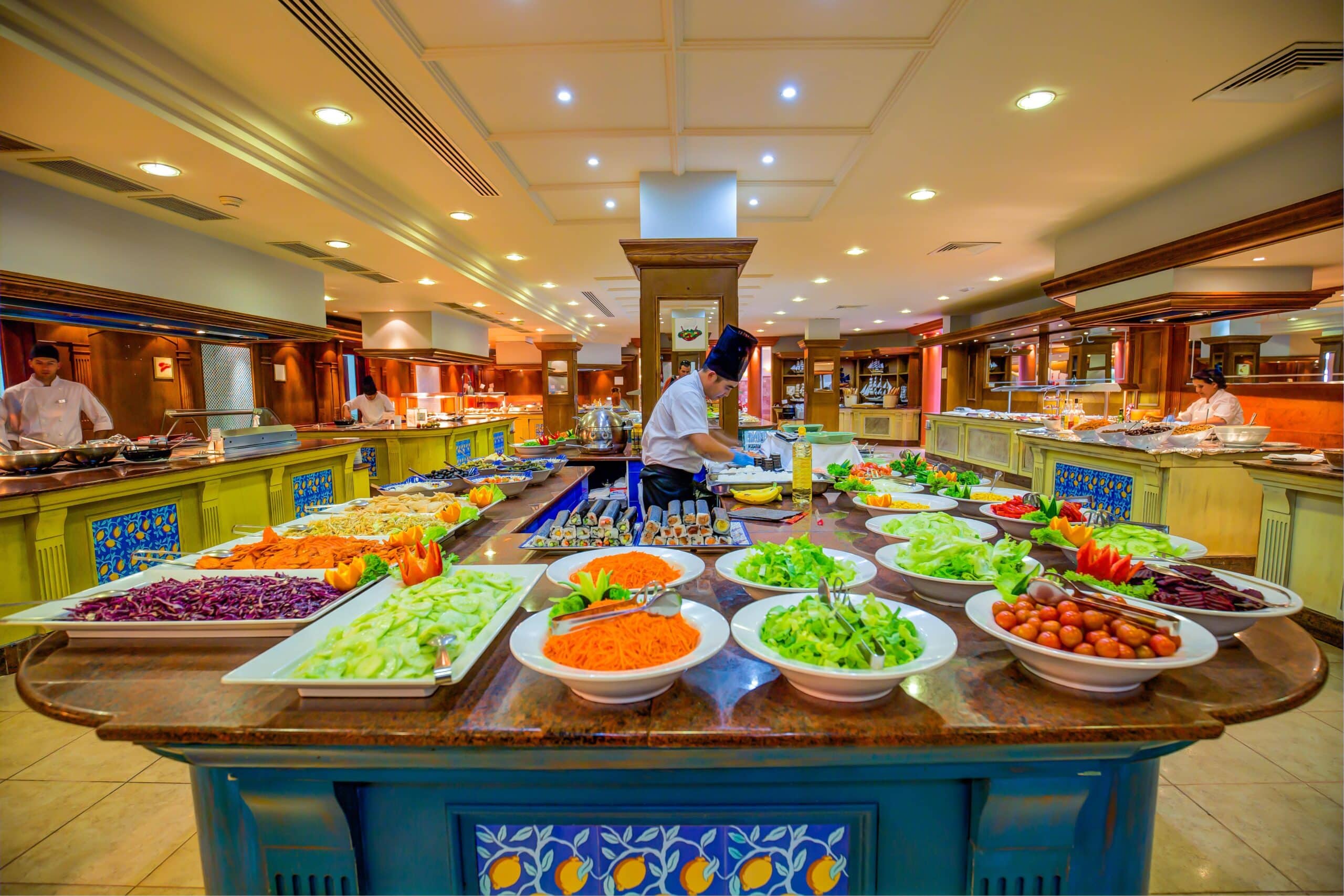 http://Buffet%20varié%20avec%20salades,%20légumes%20frais,%20sushi%20et%20plats%20préparés%20dans%20un%20restaurant%20d’hôtel.