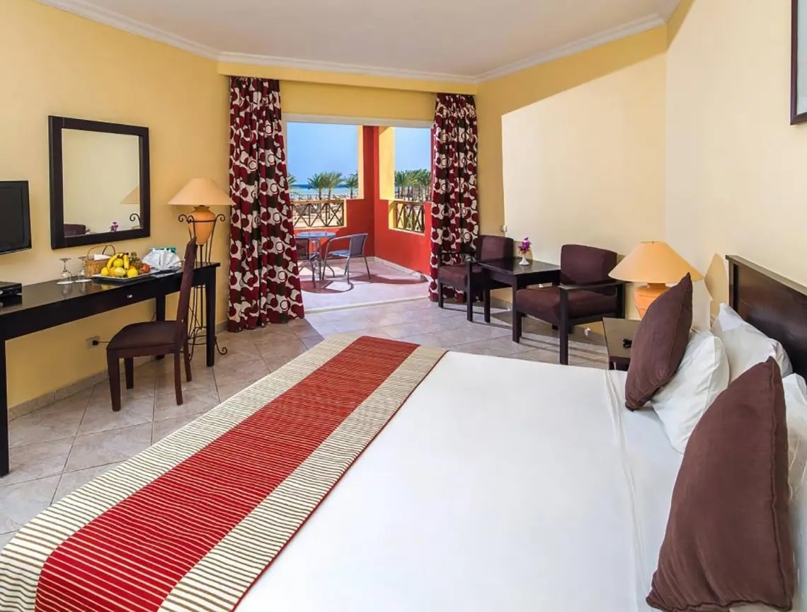 http://Chambre%20spacieuse%20avec%20lit%20double,%20coin%20salon,%20terrasse%20et%20vue%20sur%20le%20jardin%20et%20la%20mer.