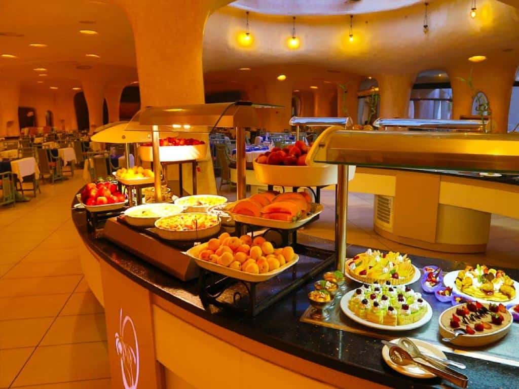 http://Buffet%20d’hôtel%20avec%20un%20large%20choix%20de%20desserts,%20pâtisseries%20et%20fruits%20frais.