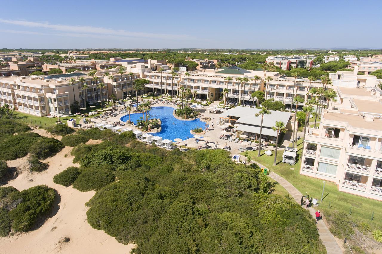 http://Vue%20aérienne%20d’un%20complexe%20hôtelier%20avec%20piscine,%20espaces%20verts%20et%20accès%20direct%20à%20la%20plage.