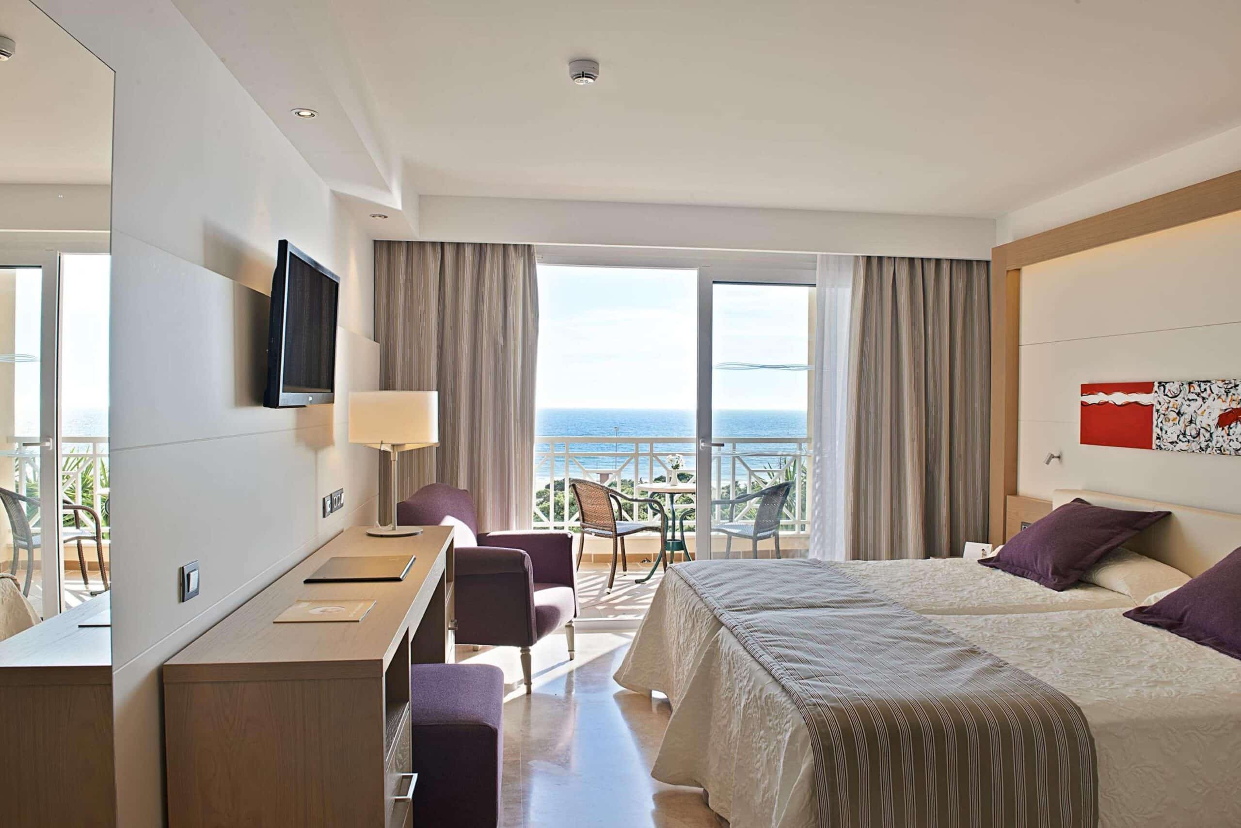 http://Chambre%20double%20moderne%20avec%20balcon%20et%20vue%20sur%20la%20mer%20Méditerranée%20dans%20un%20hôtel%20en%20Espagne.