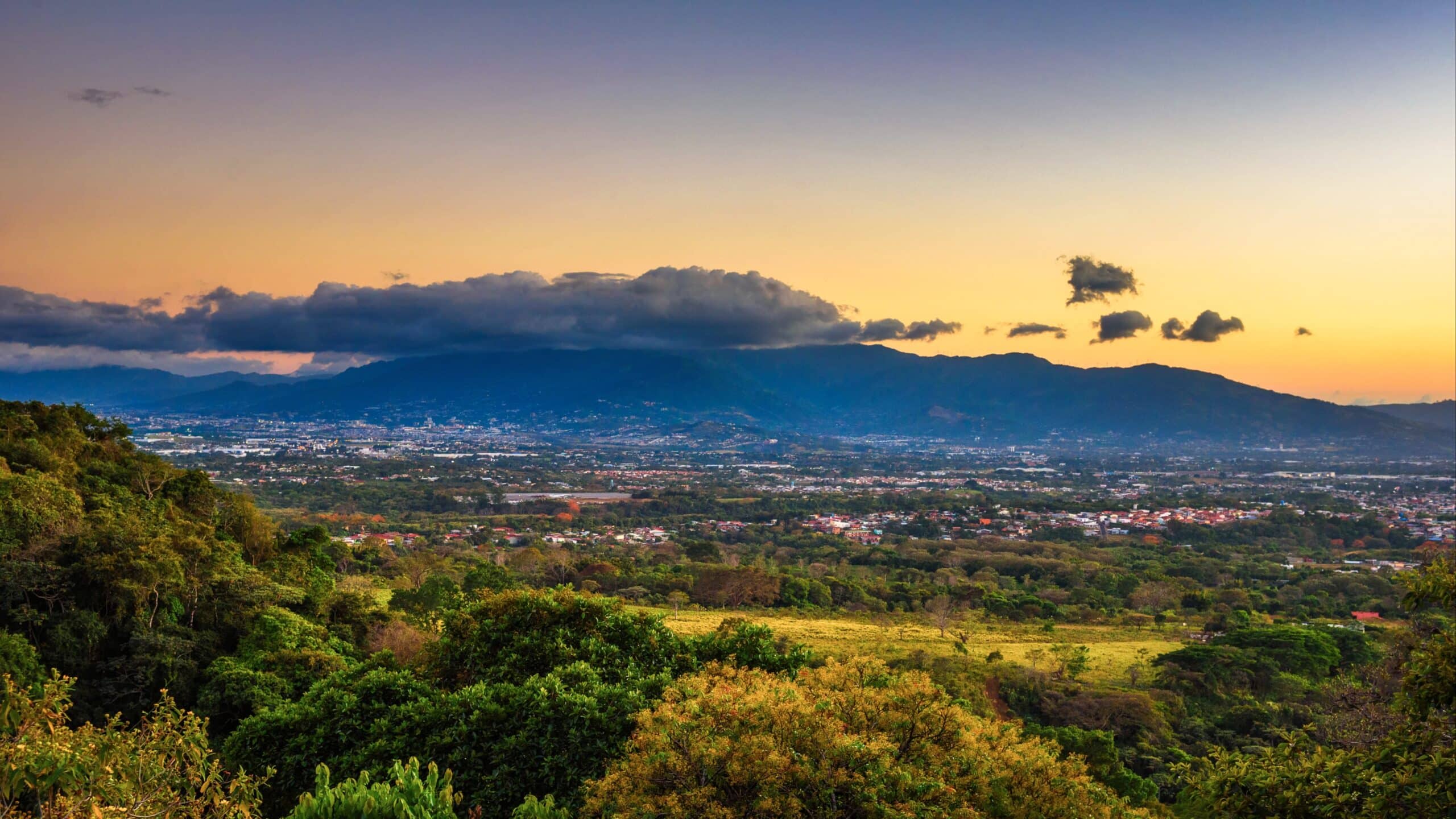 http://Vue%20panoramique%20sur%20San%20José%20et%20la%20vallée%20centrale%20au%20coucher%20du%20soleil,%20Costa%20Rica