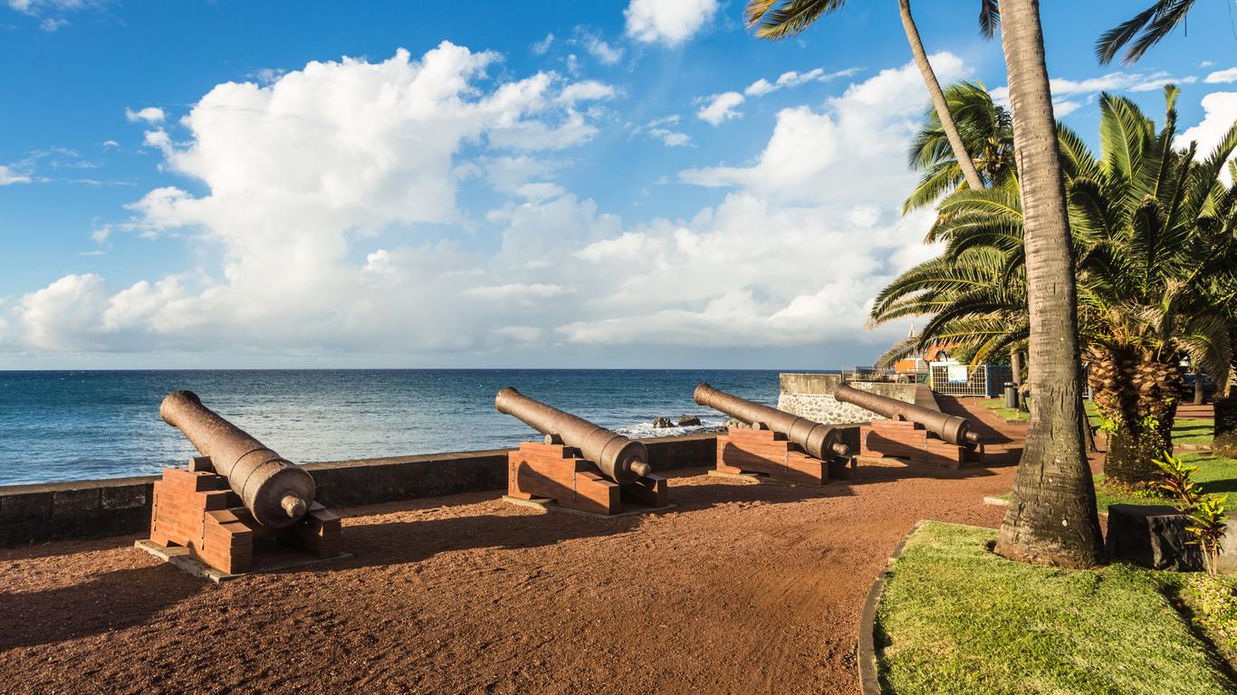 http://Rangée%20de%20vieux%20canons%20face%20à%20l’océan%20sur%20le%20front%20de%20mer%20de%20Saint-Paul,%20La%20Réunion