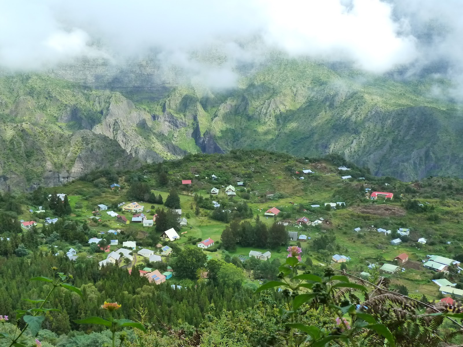 http://Hameau%20isolé%20dans%20le%20cirque%20de%20Mafate%20à%20La%20Réunion,%20entouré%20de%20montagnes%20verdoyantes
