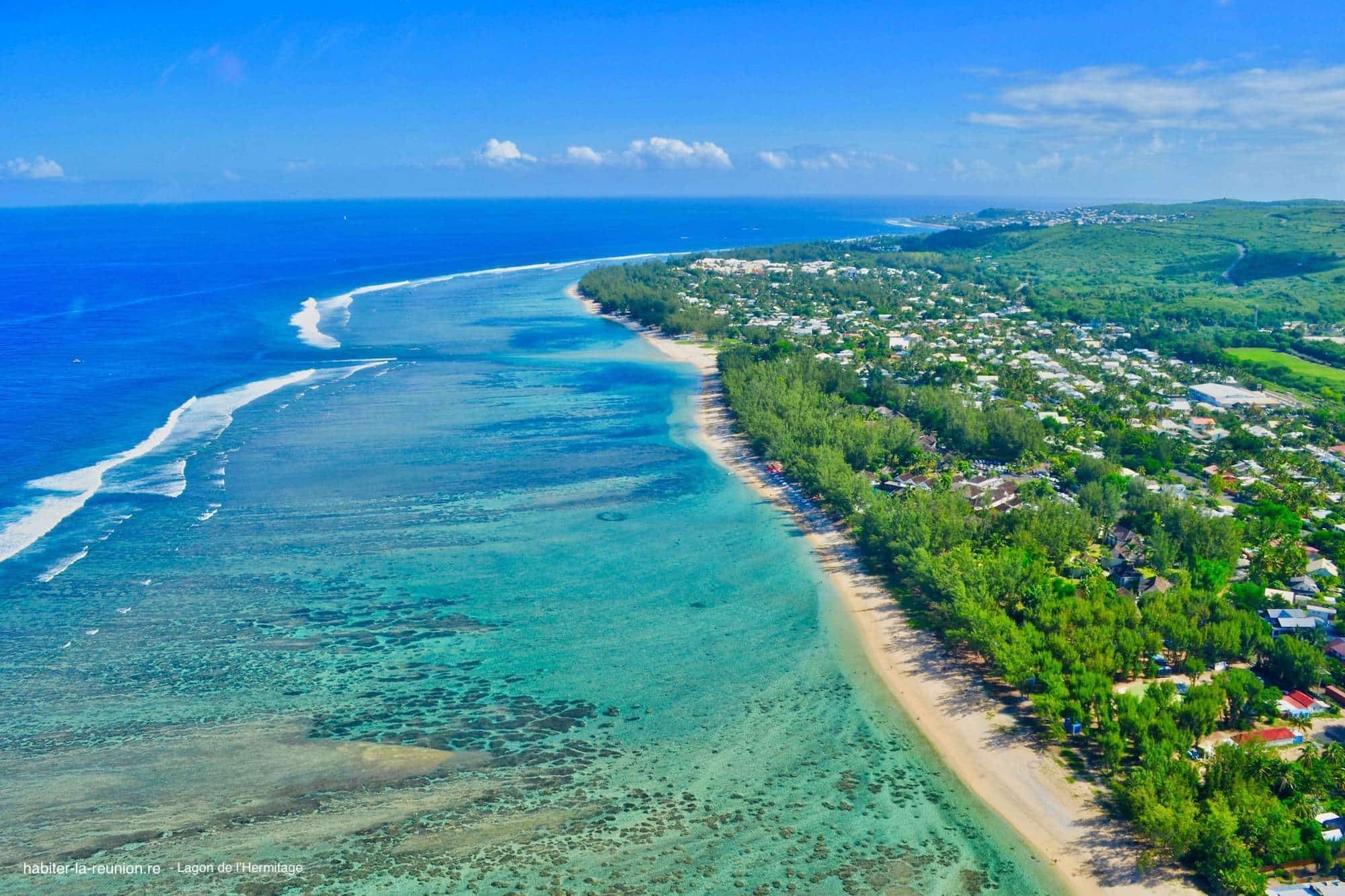 http://Vue%20aérienne%20du%20lagon%20turquoise%20de%20l’Hermitage%20bordé%20de%20plages%20et%20de%20végétation%20à%20La%20Réunion