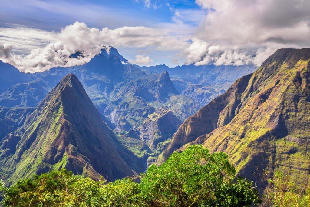 Panoramablick auf den Cirque de Cilaos und den Piton des Neiges auf La Réunion unter einem teilweise bewölkten Himmel