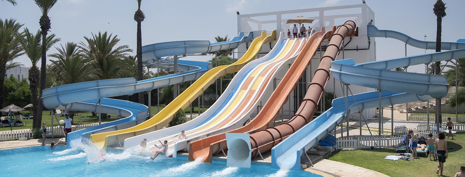 http://Toboggans%20aquatiques%20colorés%20dans%20le%20parc%20de%20loisirs%20d’un%20hôtel%20en%20Tunisie.
