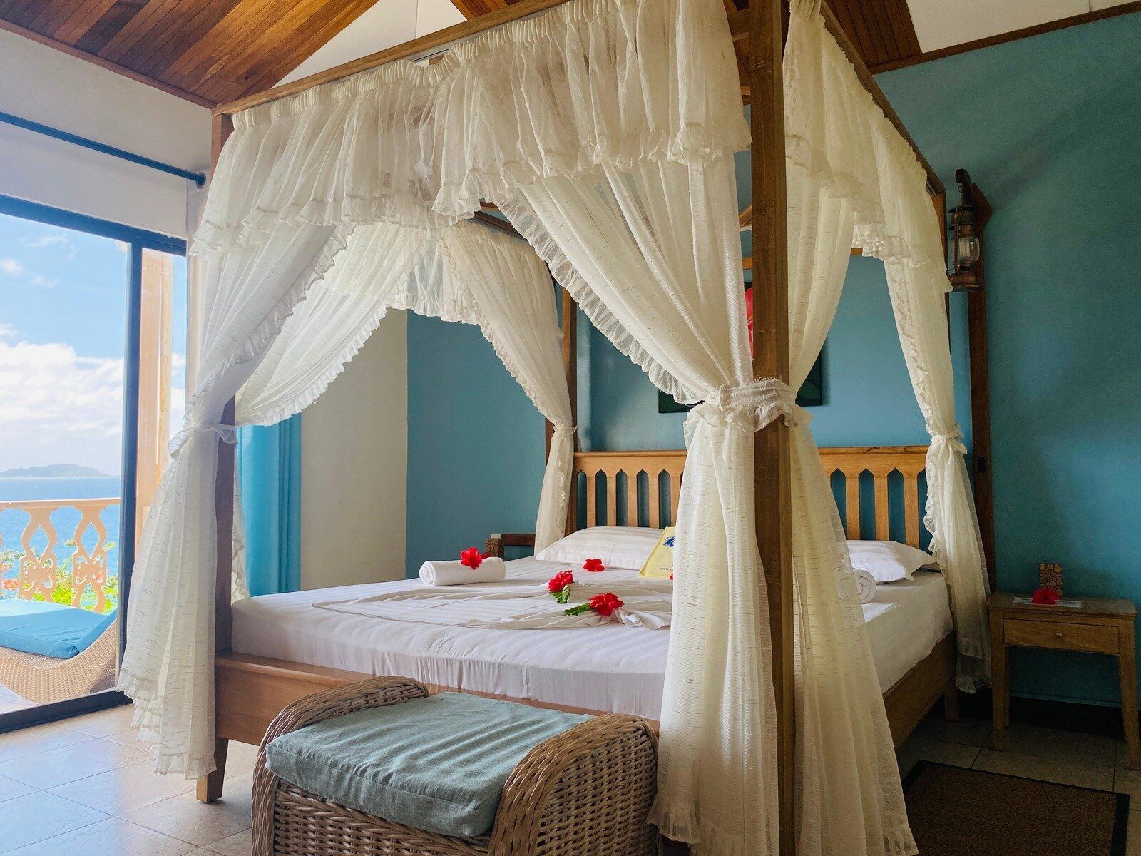 http://Chambre%20avec%20lit%20à%20baldaquin%20et%20vue%20panoramique%20sur%20l’océan%20aux%20Seychelles