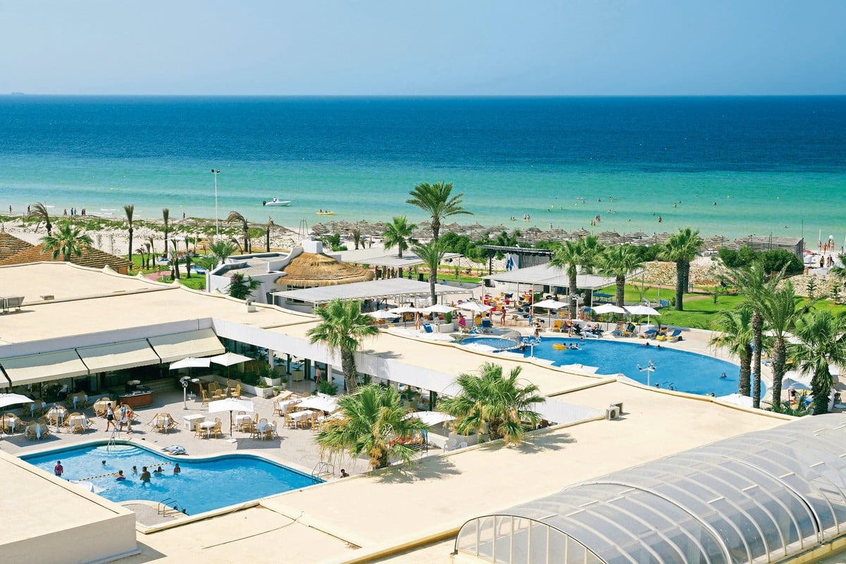 http://Vue%20aérienne%20d’un%20complexe%20hôtelier%20en%20bord%20de%20mer%20avec%20plusieurs%20piscines%20et%20plage%20privée.