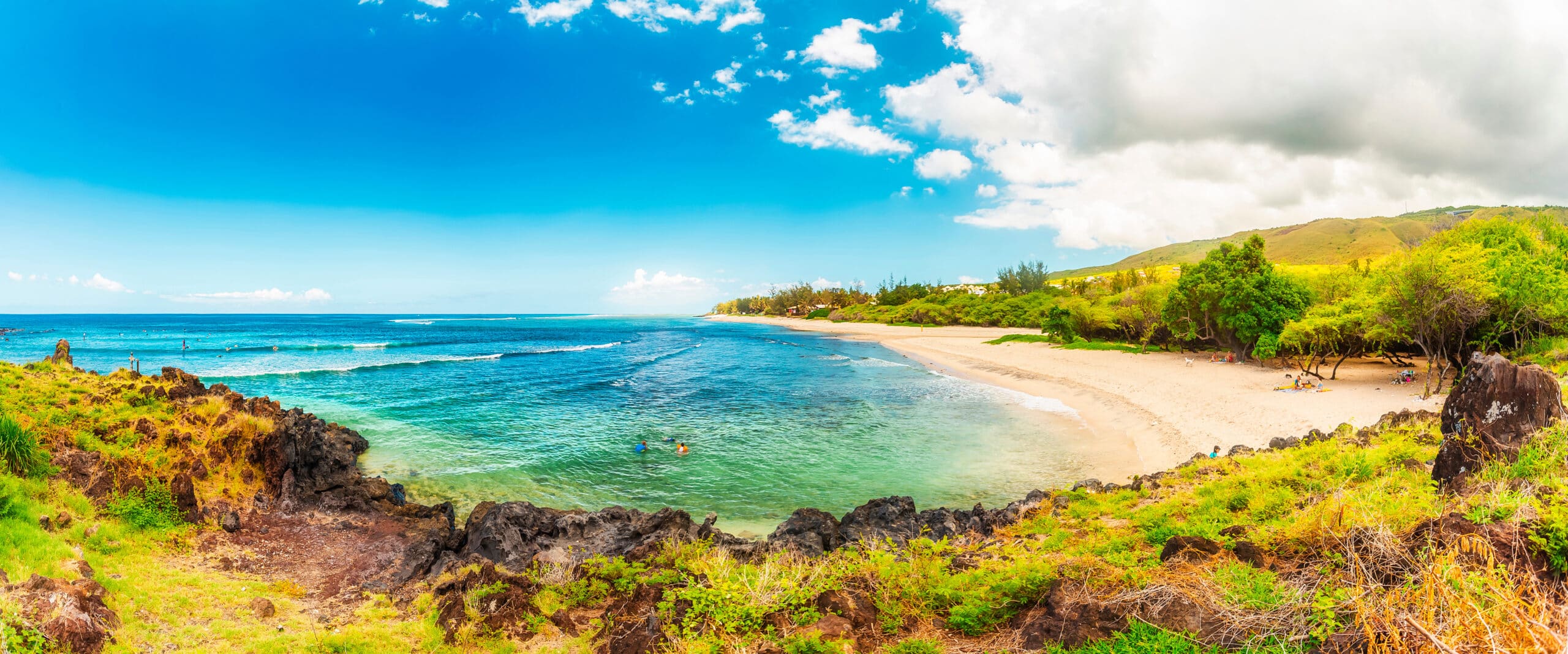 http://Plage%20isolée%20de%20sable%20blanc%20bordée%20d’un%20lagon%20turquoise%20et%20d’arbres%20tropicaux