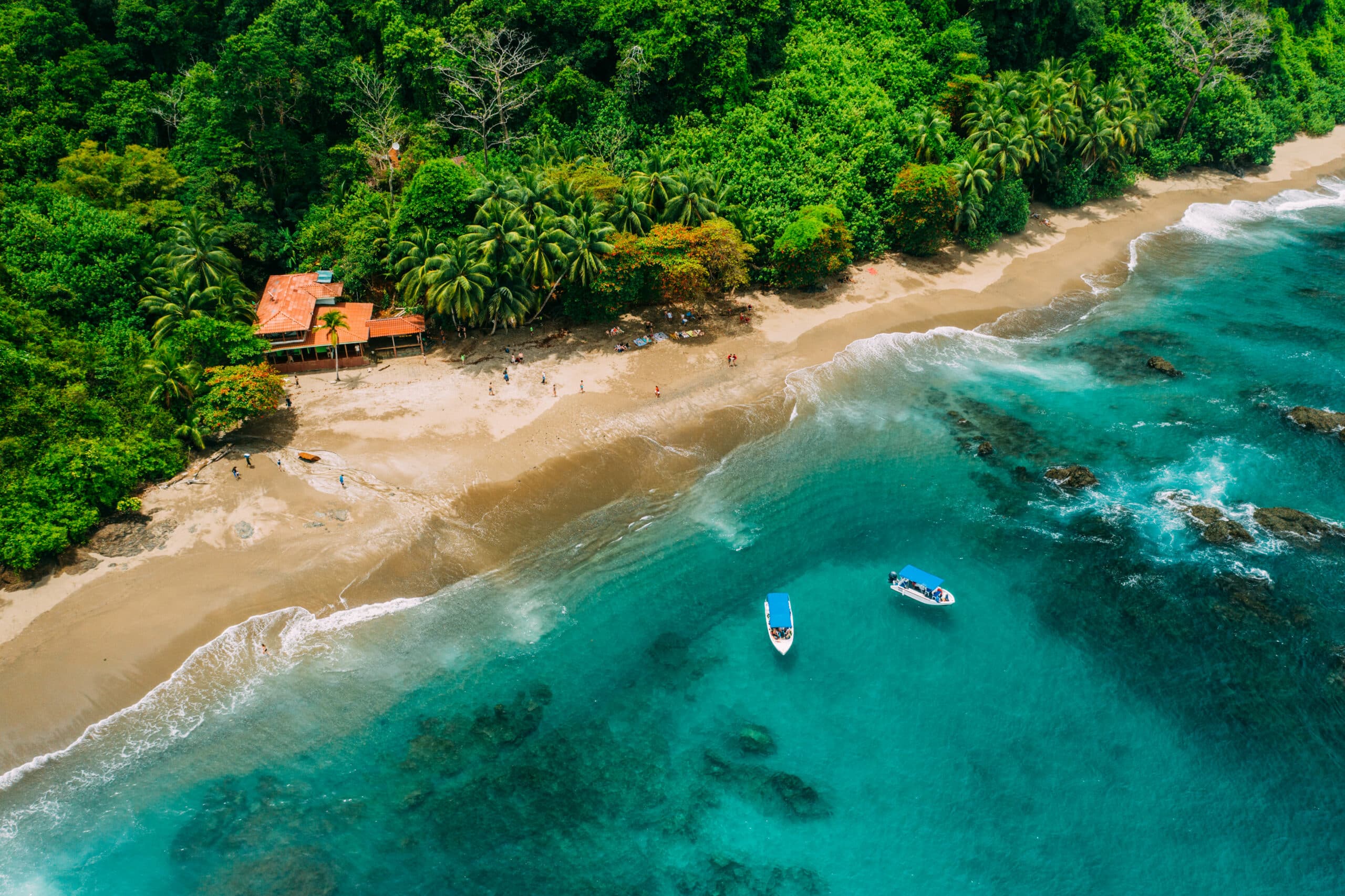 http://Plage%20isolée%20bordée%20de%20jungle%20avec%20deux%20bateaux%20dans%20les%20eaux%20turquoises%20au%20Costa%20Rica