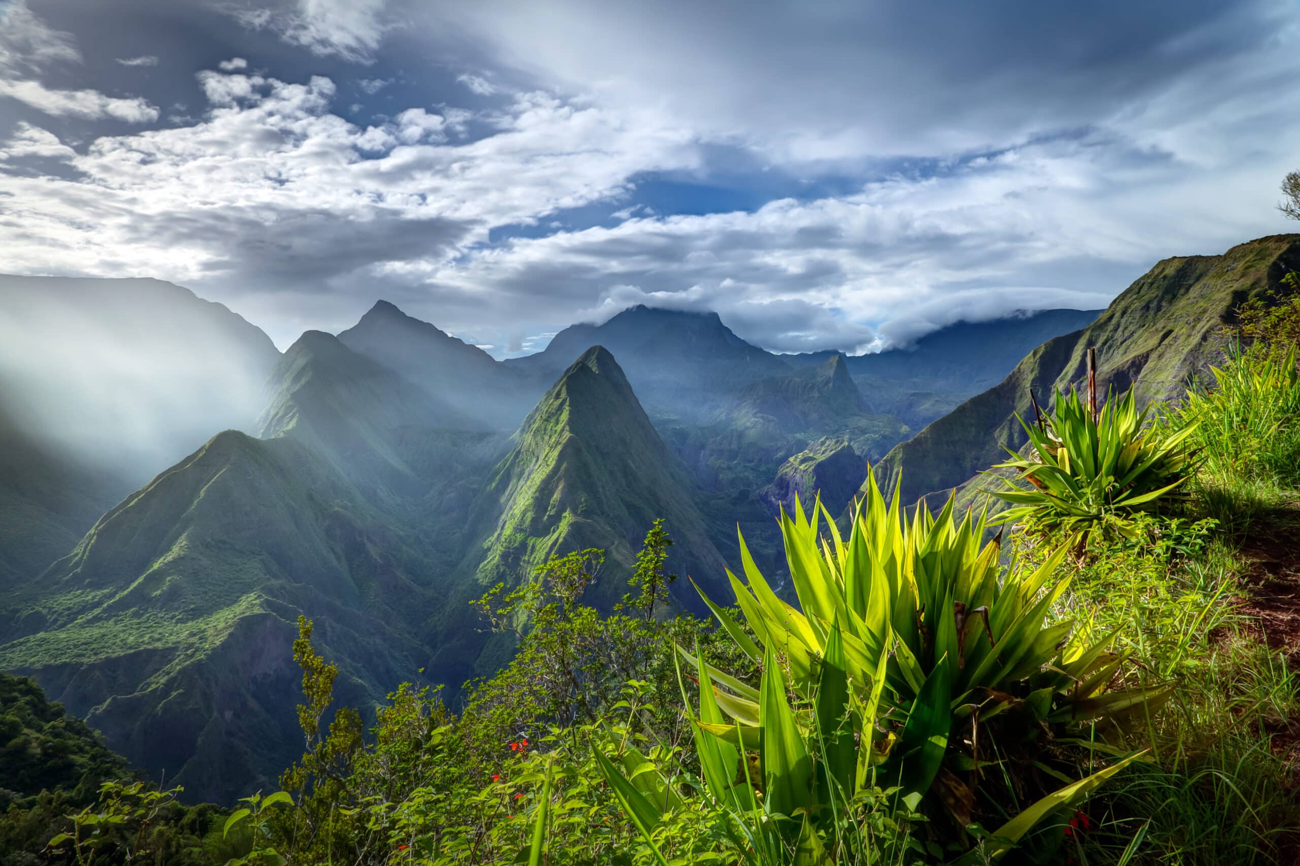 http://Paysage%20de%20montagnes%20verdoyantes%20dans%20le%20cirque%20de%20Mafate%20à%20La%20Réunion