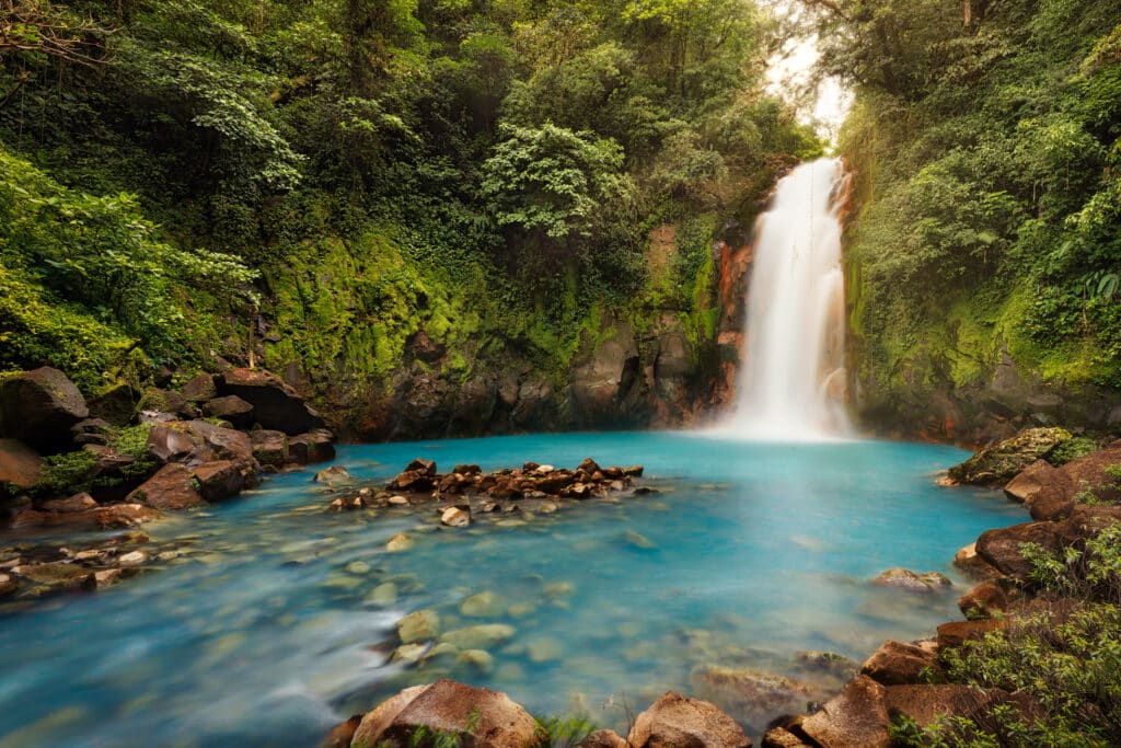 Cascade de Rio Celeste avec bassin bleu turquoise entouré de végétation luxuriante au Costa Rica