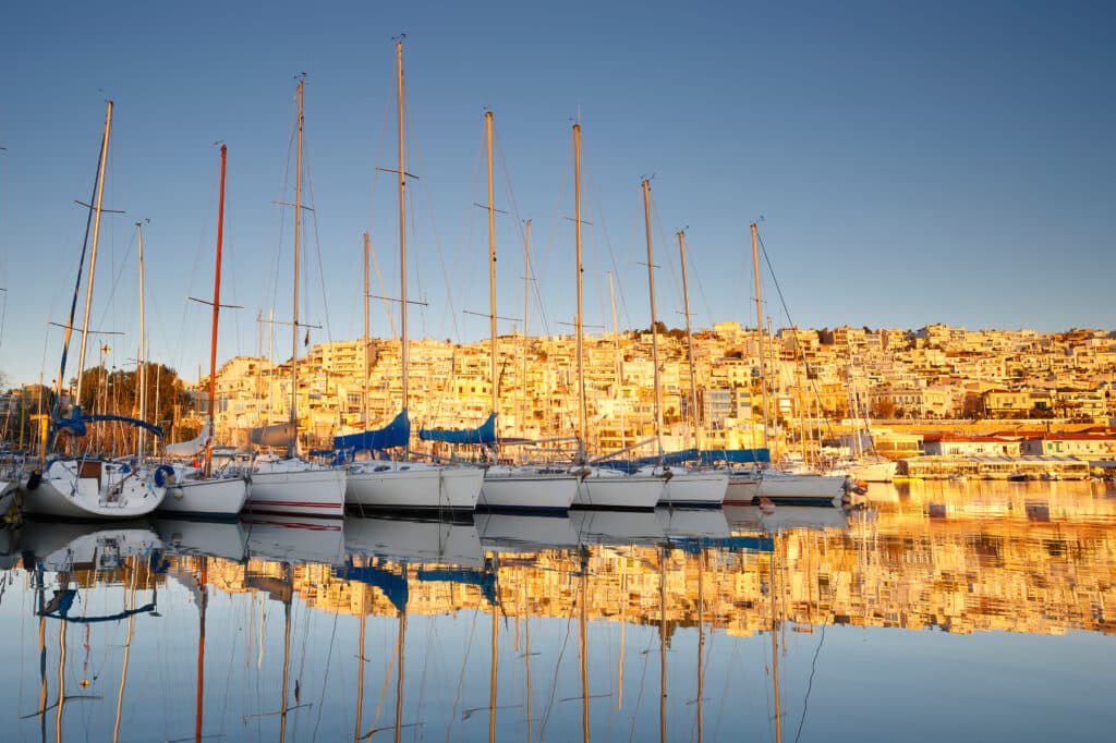 Bateaux de plaisance amarrés dans le port de Piraeus au coucher du soleil