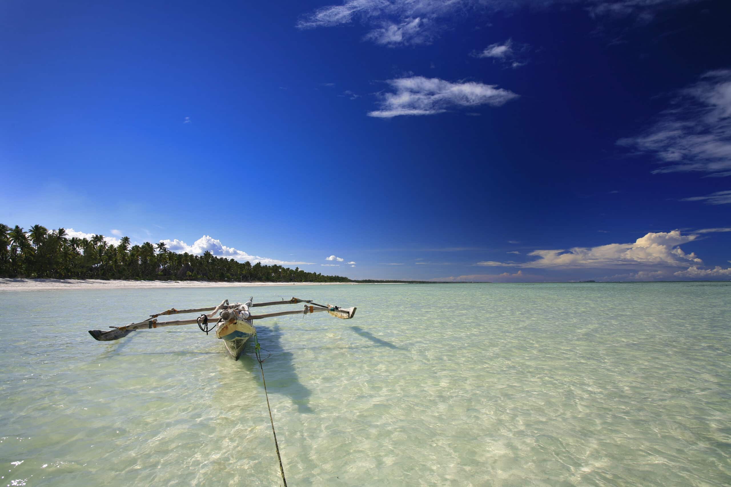 http://Boutre%20traditionnel%20amarré%20dans%20les%20eaux%20peu%20profondes%20de%20Zanzibar