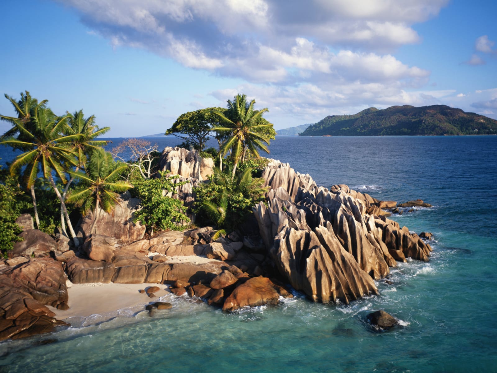 http://Plage%20paradisiaque%20avec%20rochers%20granitiques%20et%20cocotiers%20à%20La%20Digue%20aux%20Seychelles