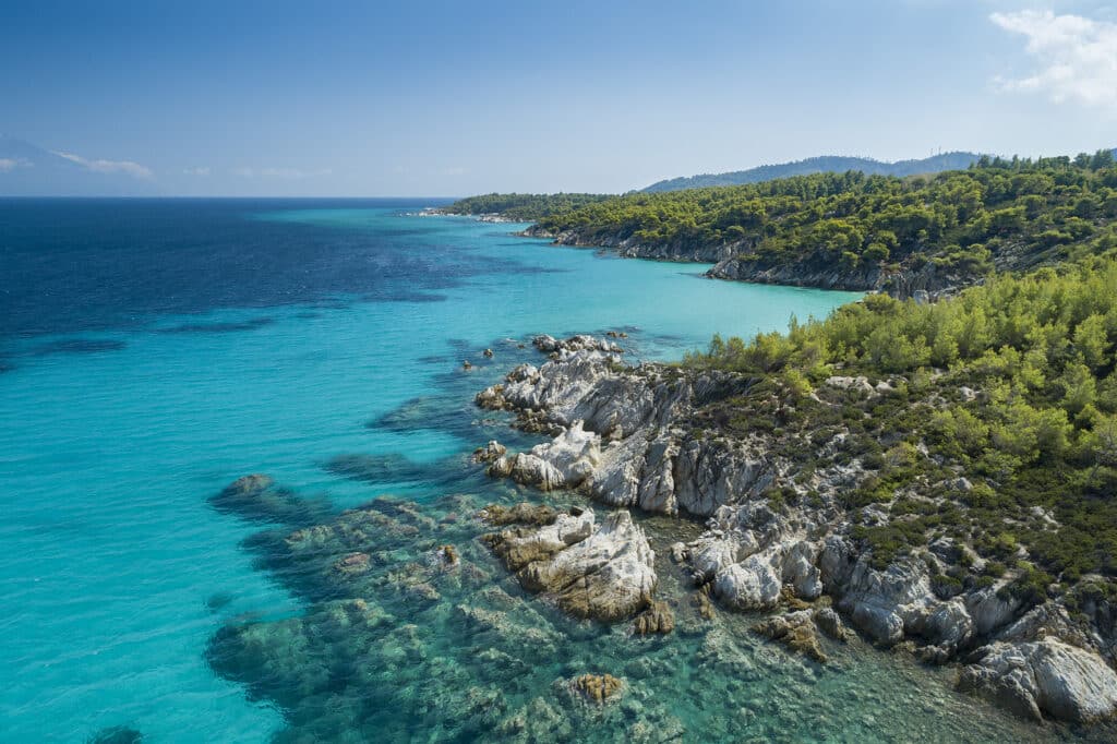 Vue aérienne d'une côte rocheuse en Grèce avec une mer turquoise limpide