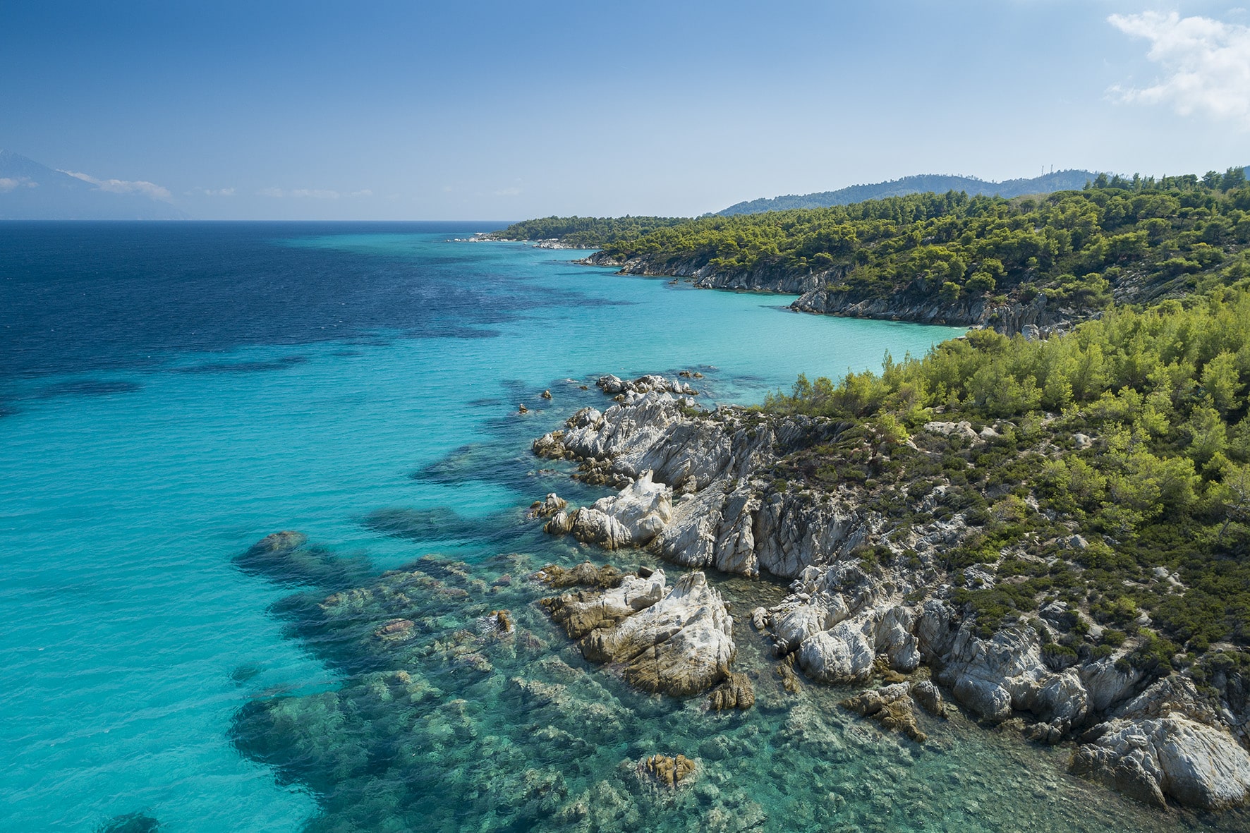 http://Vue%20aérienne%20d'une%20côte%20rocheuse%20en%20Grèce%20avec%20une%20mer%20turquoise%20limpide