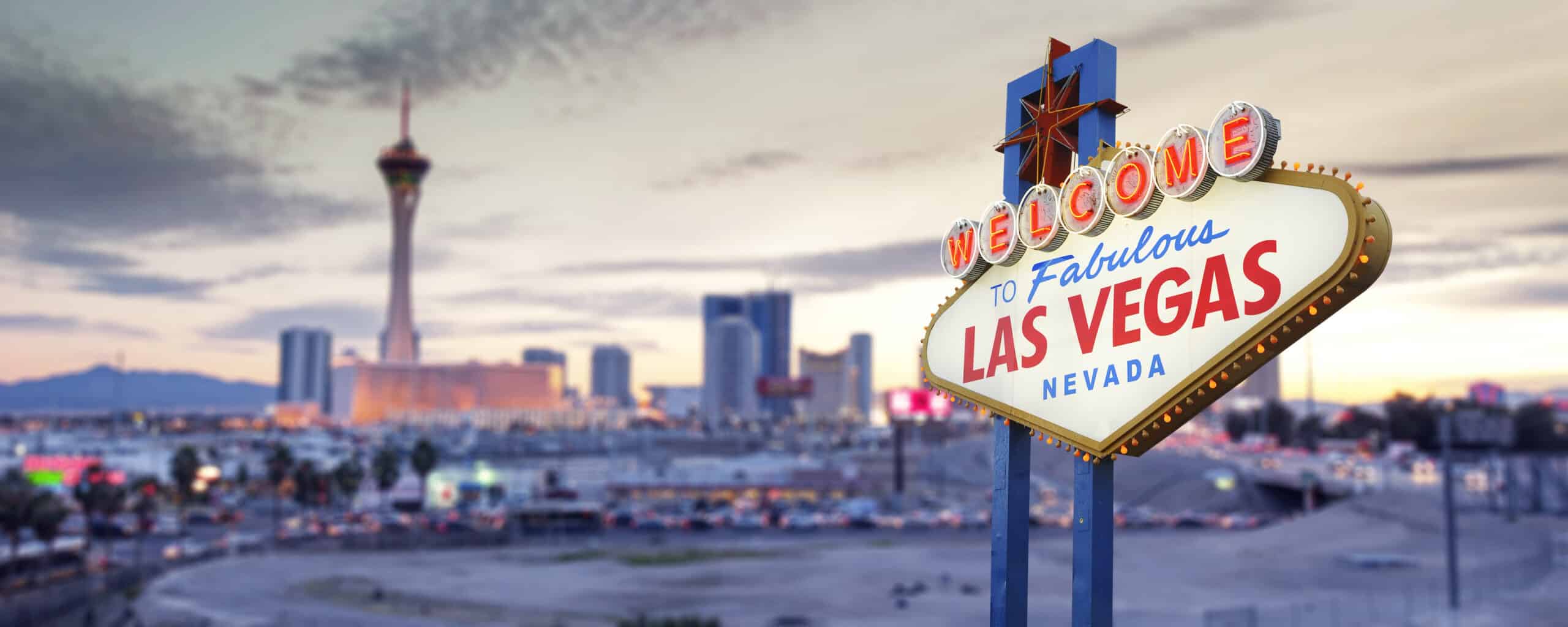 http://Panneau%20“Welcome%20to%20Fabulous%20Las%20Vegas”%20avec%20vue%20sur%20le%20Strip%20au%20coucher%20du%20soleil