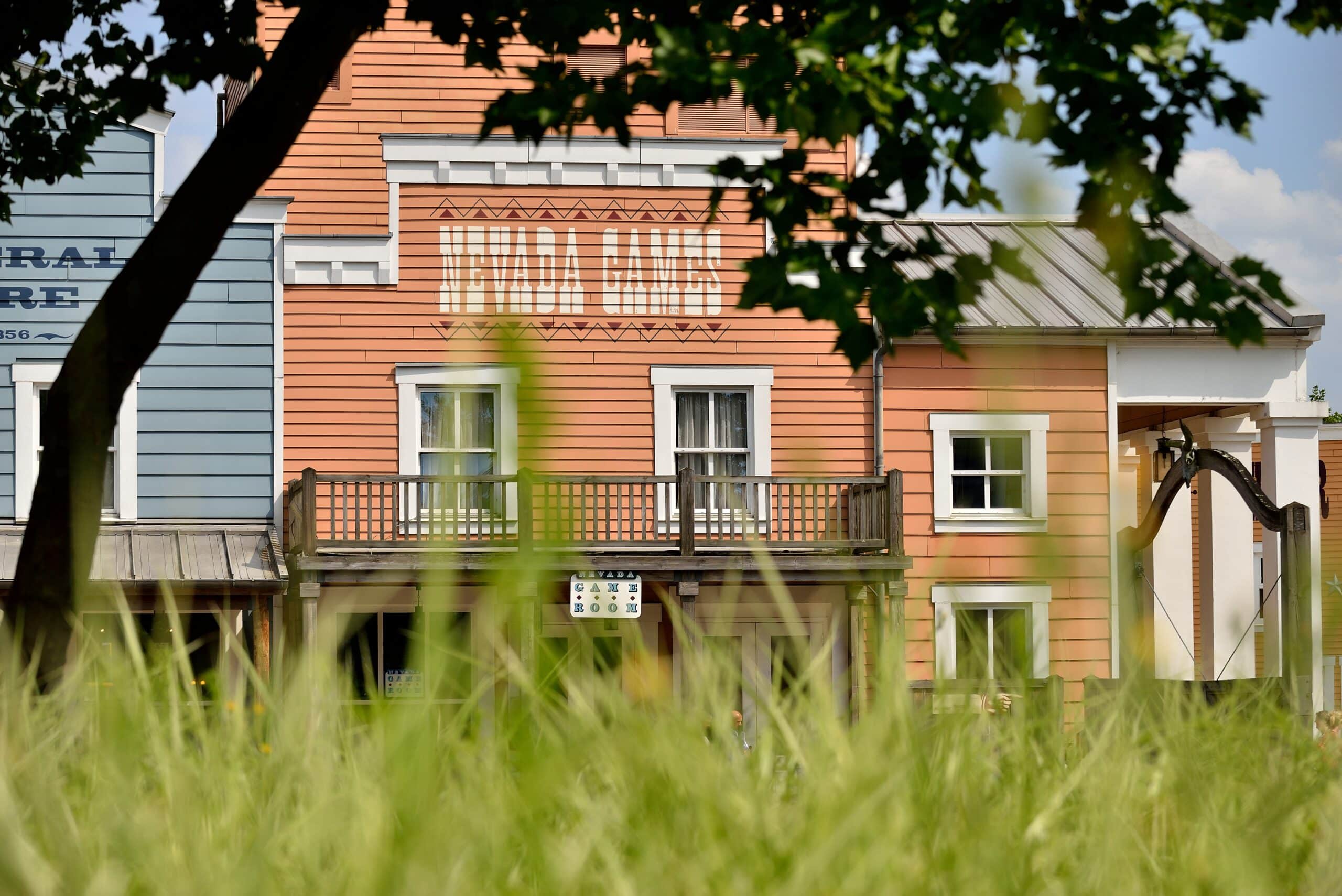 http://Façade%20du%20bâtiment%20Nevada%20Games%20dans%20une%20reconstitution%20de%20ville%20western