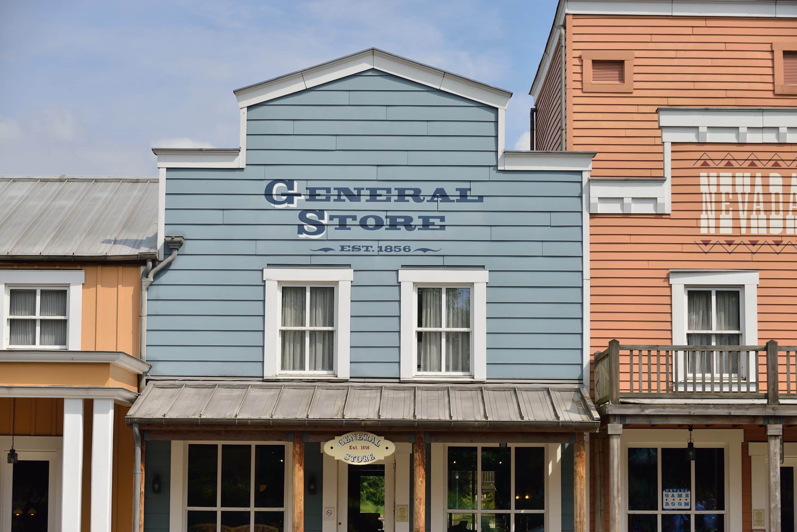 http://Façade%20bleue%20du%20General%20Store%20établi%20en%201856%20dans%20un%20décor%20de%20ville%20western