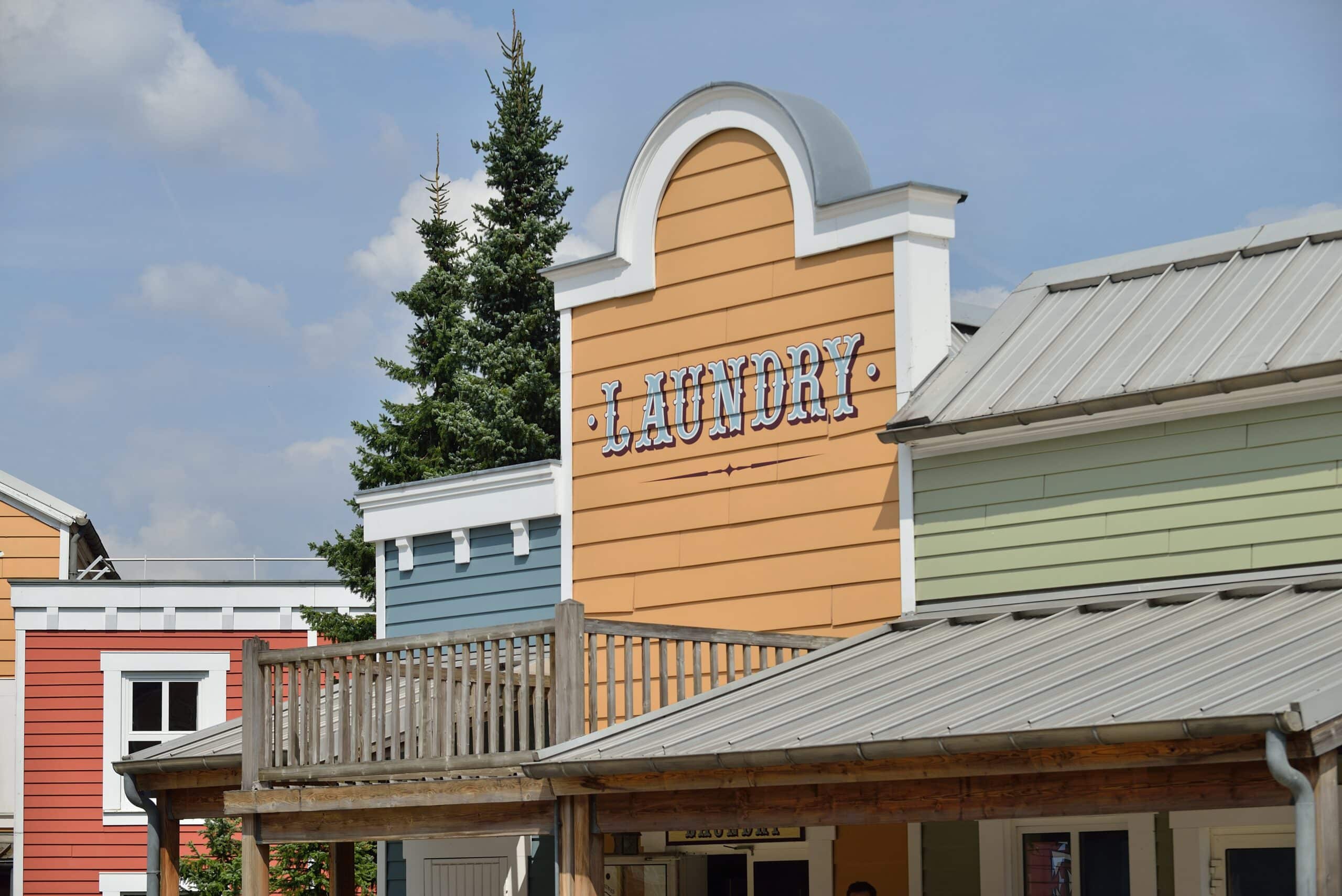 http://Façade%20orange%20du%20bâtiment%20Laundry%20dans%20une%20ville%20western%20reconstituée