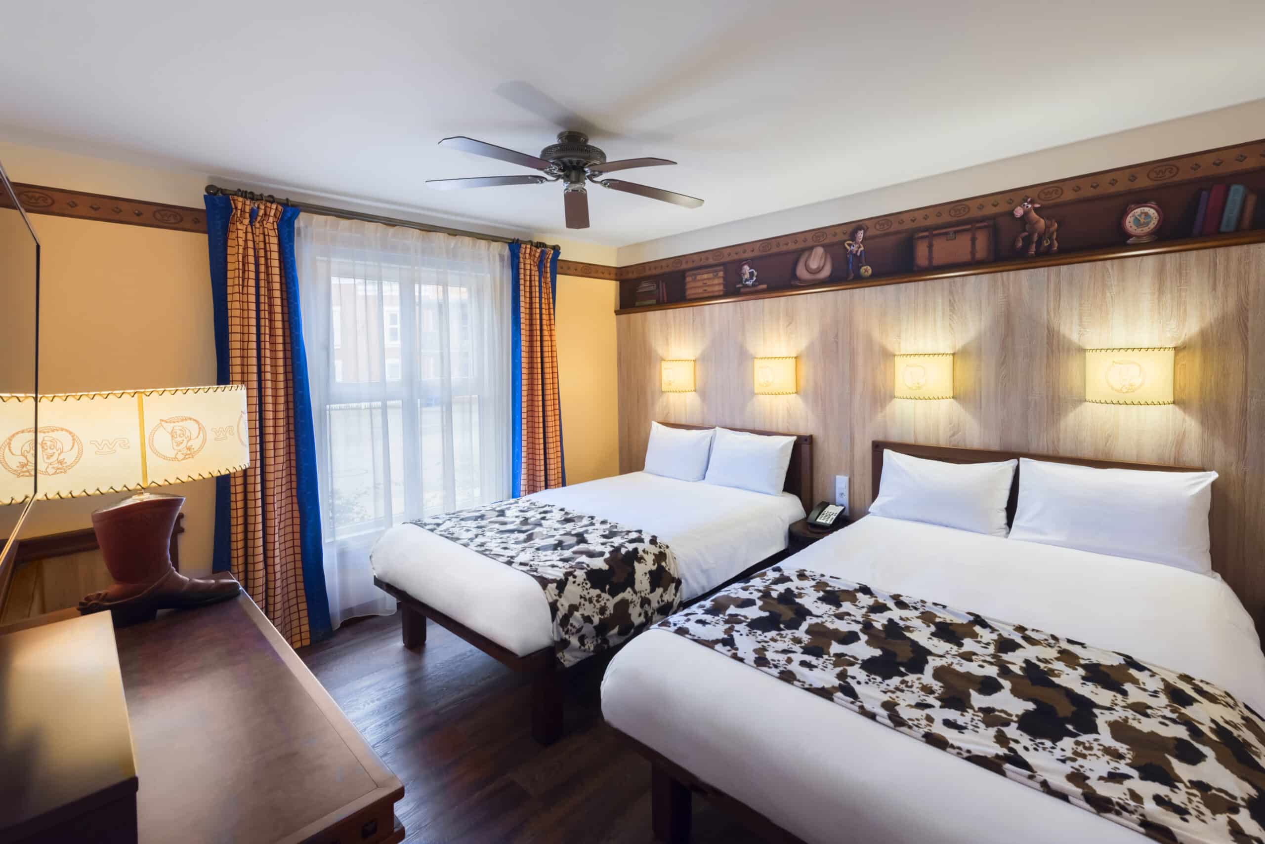 http://Chambre%20d’hôtel%20à%20la%20décoration%20inspirée%20du%20Far%20West%20avec%20deux%20lits%20doubles