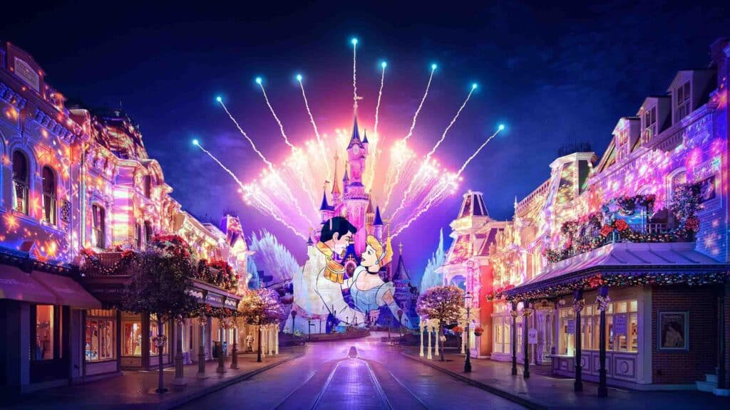 Nachtshow mit Feuerwerk und Lichtprojektionen auf das Disney-Schloss.