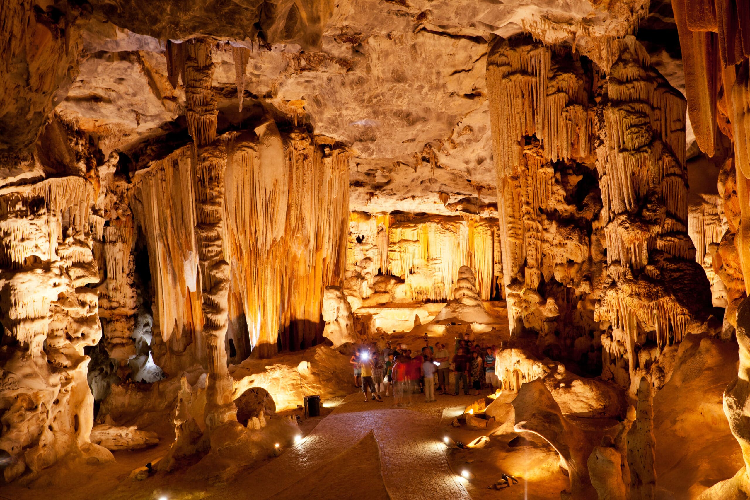 http://Intérieur%20des%20grottes%20de%20Cango%20avec%20formations%20calcaires%20et%20visiteurs