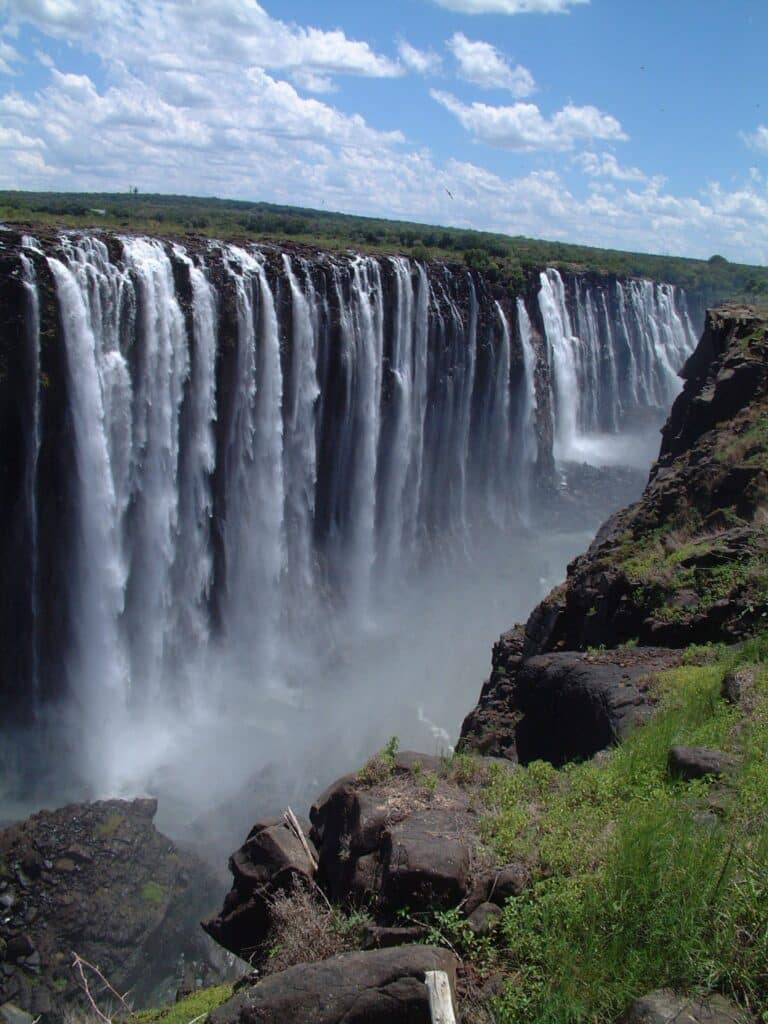 Vue panoramique des impressionnantes chutes Victoria entre la Zambie et le Zimbabwe
