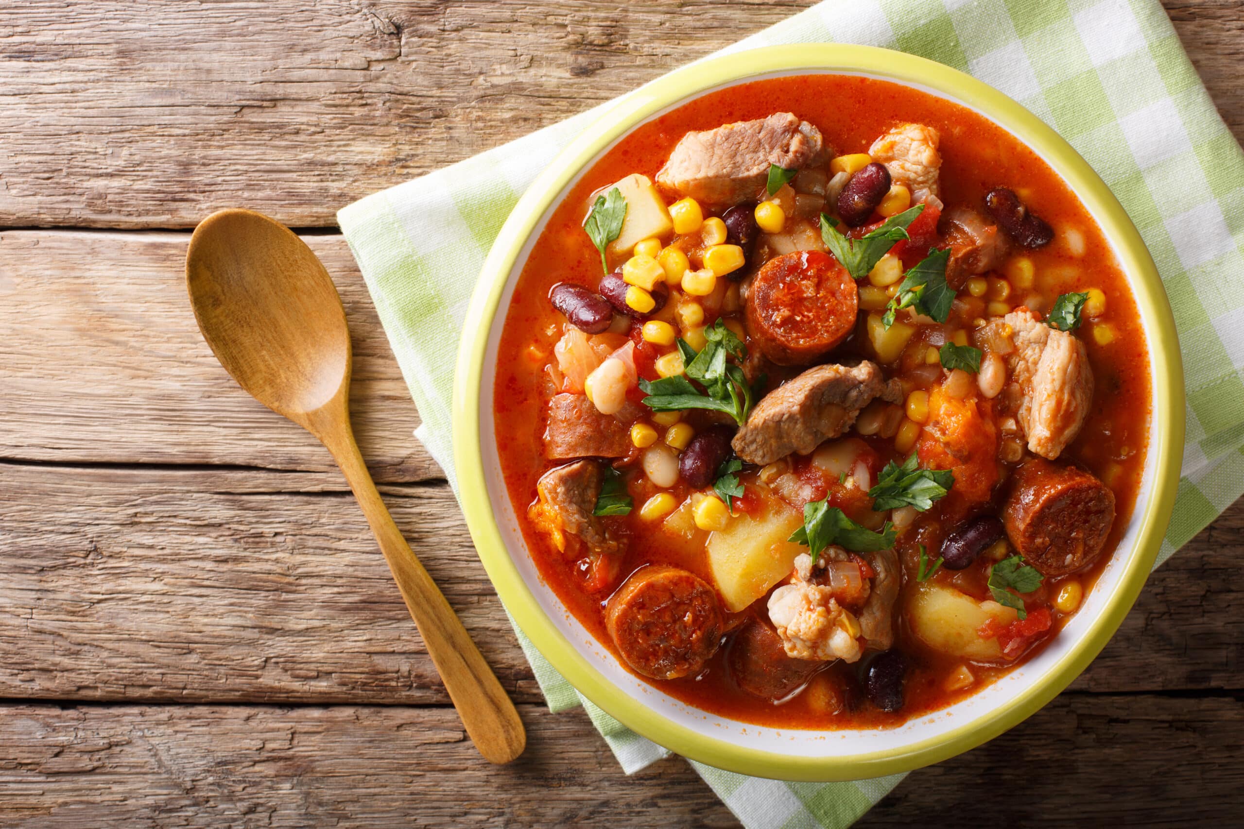 http://Assiette%20de%20cachupa,%20spécialité%20culinaire%20du%20Cap-Vert%20à%20base%20de%20maïs,%20haricots,%20chorizo%20et%20légumes