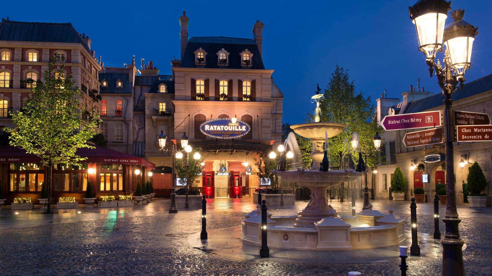 http://Façade%20de%20l’attraction%20Ratatouille%20à%20Disneyland%20Paris,%20illuminée%20en%20soirée.