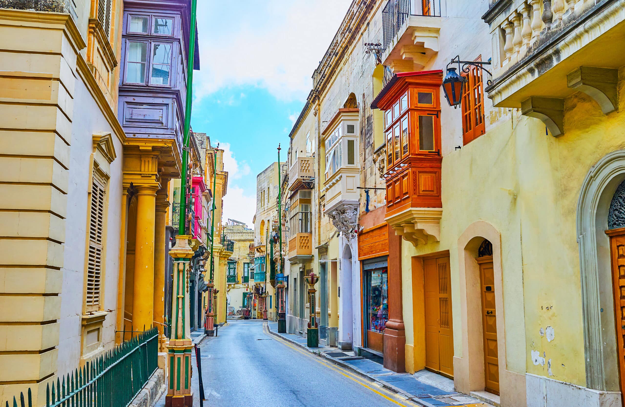http://Rue%20typique%20de%20La%20Valette%20avec%20maisons%20anciennes%20et%20balcons%20maltais%20colorés.