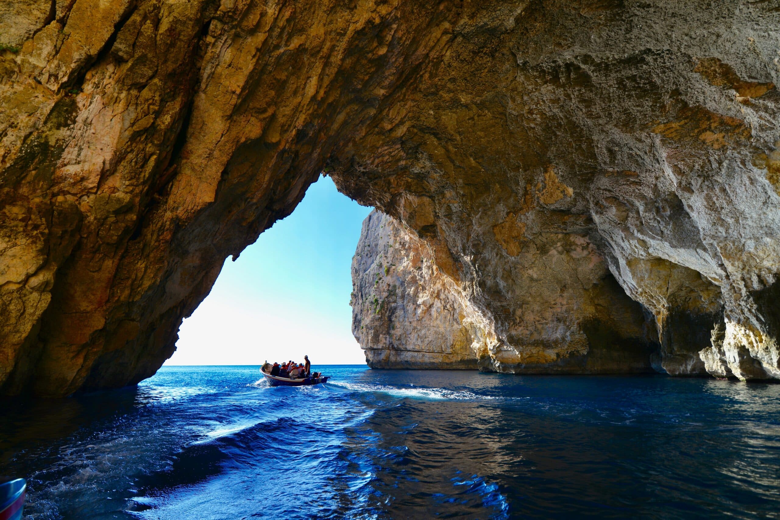 http://Bateau%20touristique%20traversant%20une%20grotte%20marine%20à%20Blue%20Grotto,%20Malte.