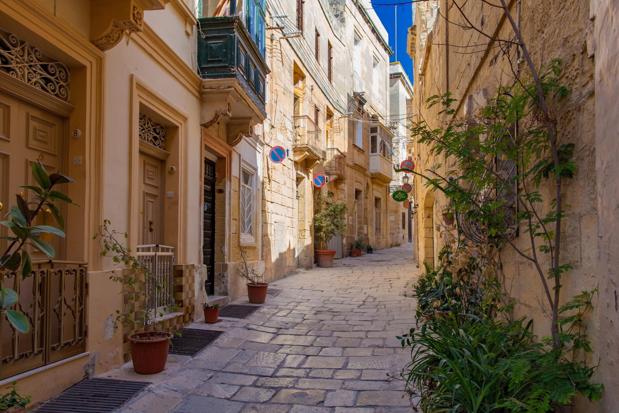 http://Ruelle%20pavée%20à%20Mdina%20bordée%20de%20maisons%20maltaises%20en%20pierre%20avec%20balcons%20en%20bois