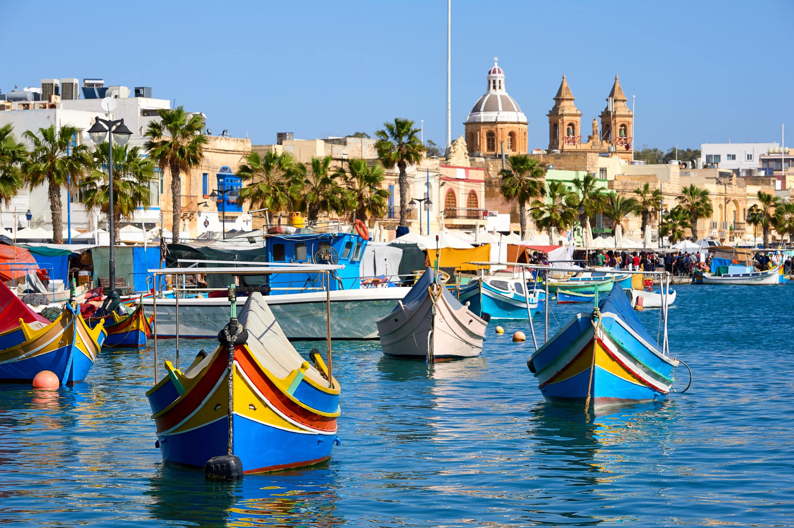 http://Barques%20colorées%20traditionnelles%20luzzu%20amarrées%20dans%20le%20port%20de%20Marsaxlokk%20à%20Malte.