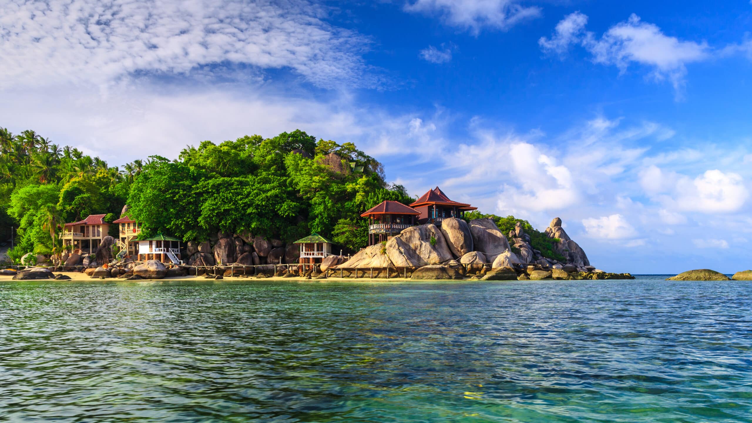Eaux turquoise et falaises de Koh Tao, île paradisiaque du Golfe de Thaïlande.