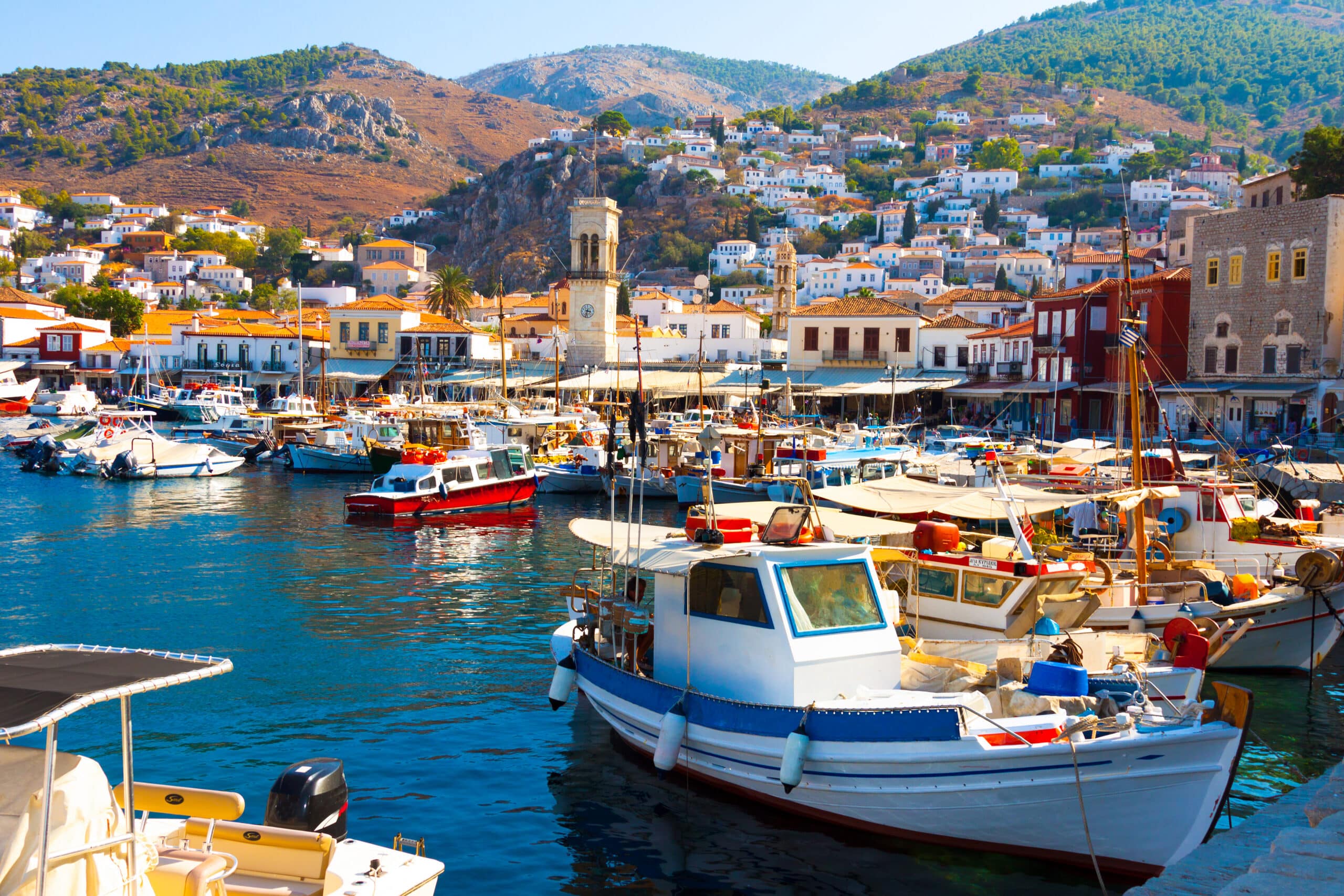 http://Bateaux%20amarrés%20dans%20le%20port%20pittoresque%20de%20l’île%20d’Hydra%20avec%20maisons%20blanches%20en%20arrière-plan.
