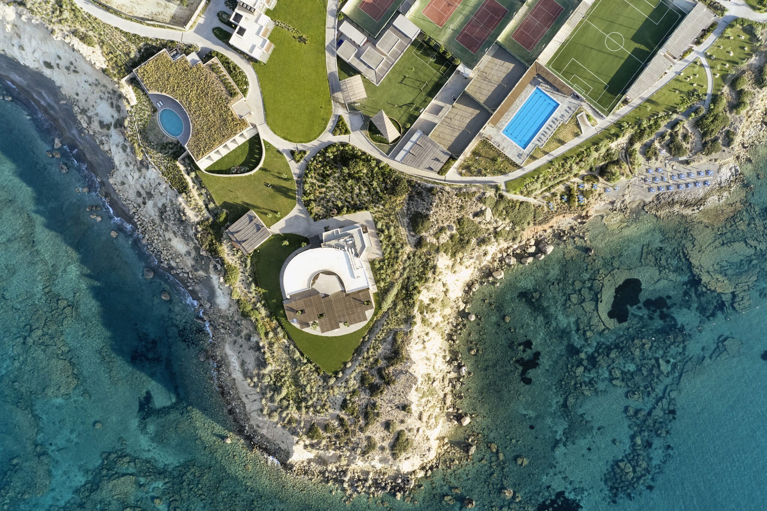 http://Vue%20verticale%20du%20resort%20avec%20accès%20direct%20à%20la%20mer,%20courts%20de%20sport%20et%20piscine%20extérieure.