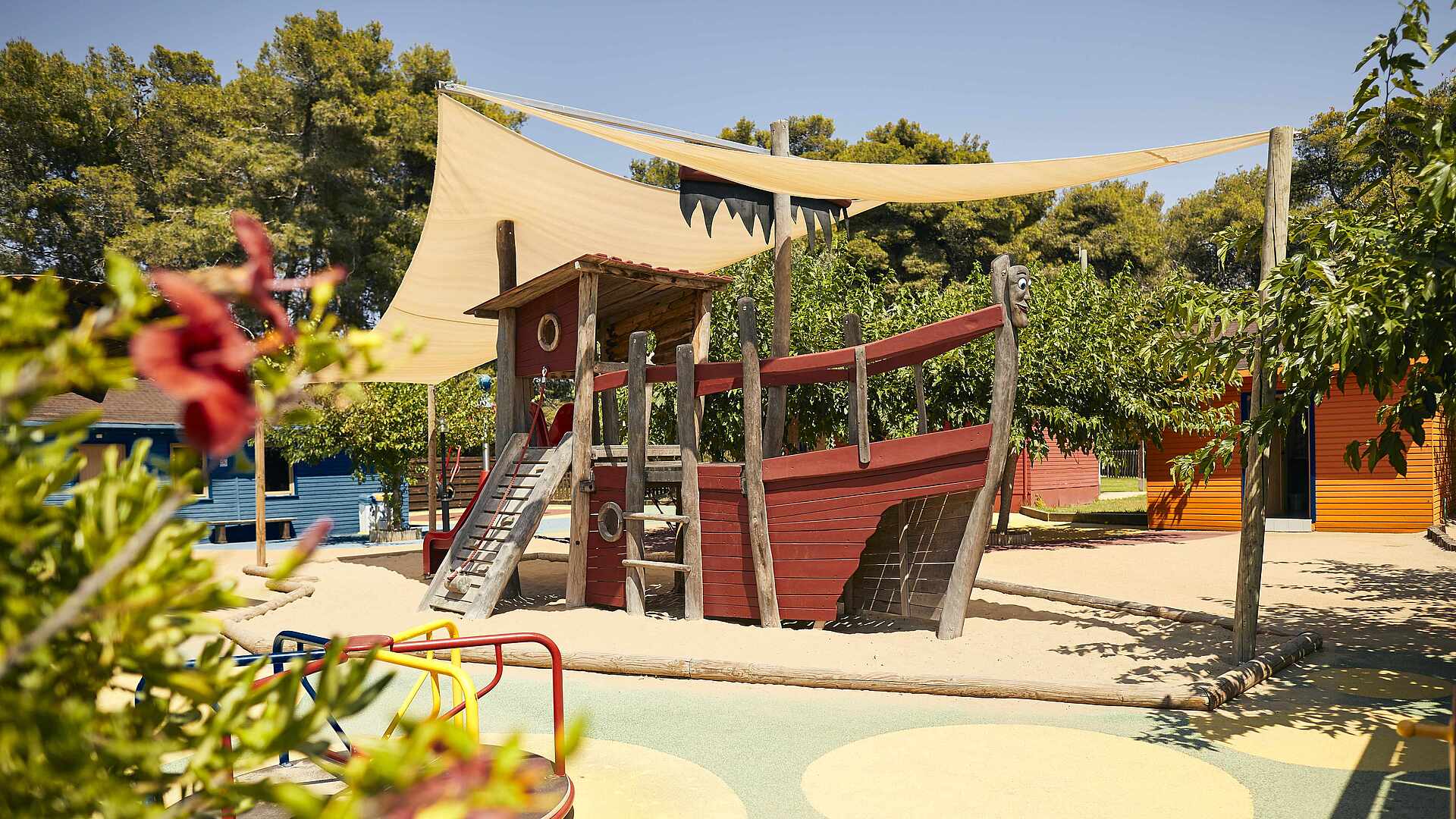 http://Aire%20de%20jeux%20extérieure%20pour%20enfants%20avec%20structure%20en%20bois%20en%20forme%20de%20bateau.