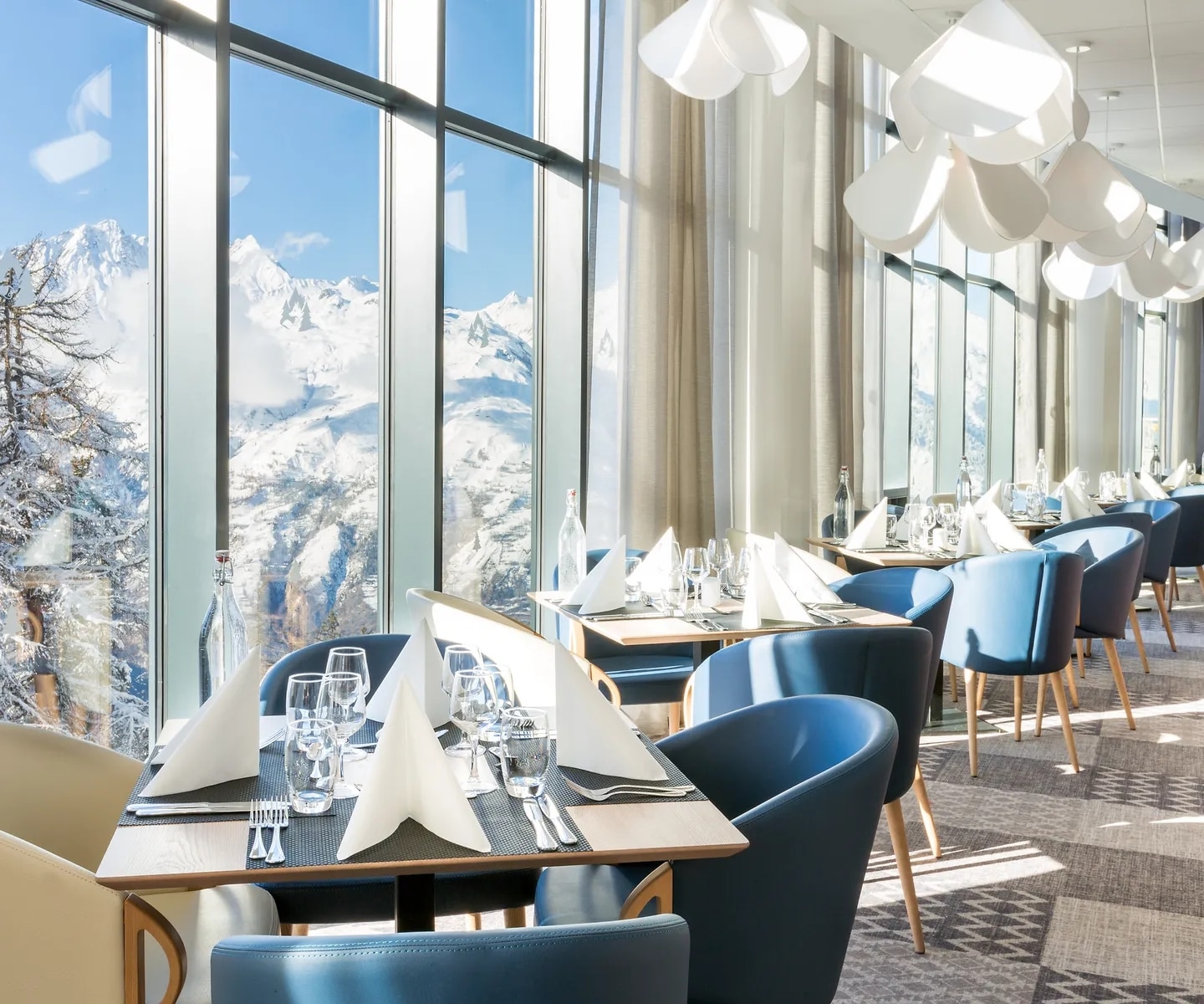 http://Salle%20de%20restaurant%20élégante%20avec%20grandes%20baies%20vitrées%20et%20vue%20sur%20les%20Alpes