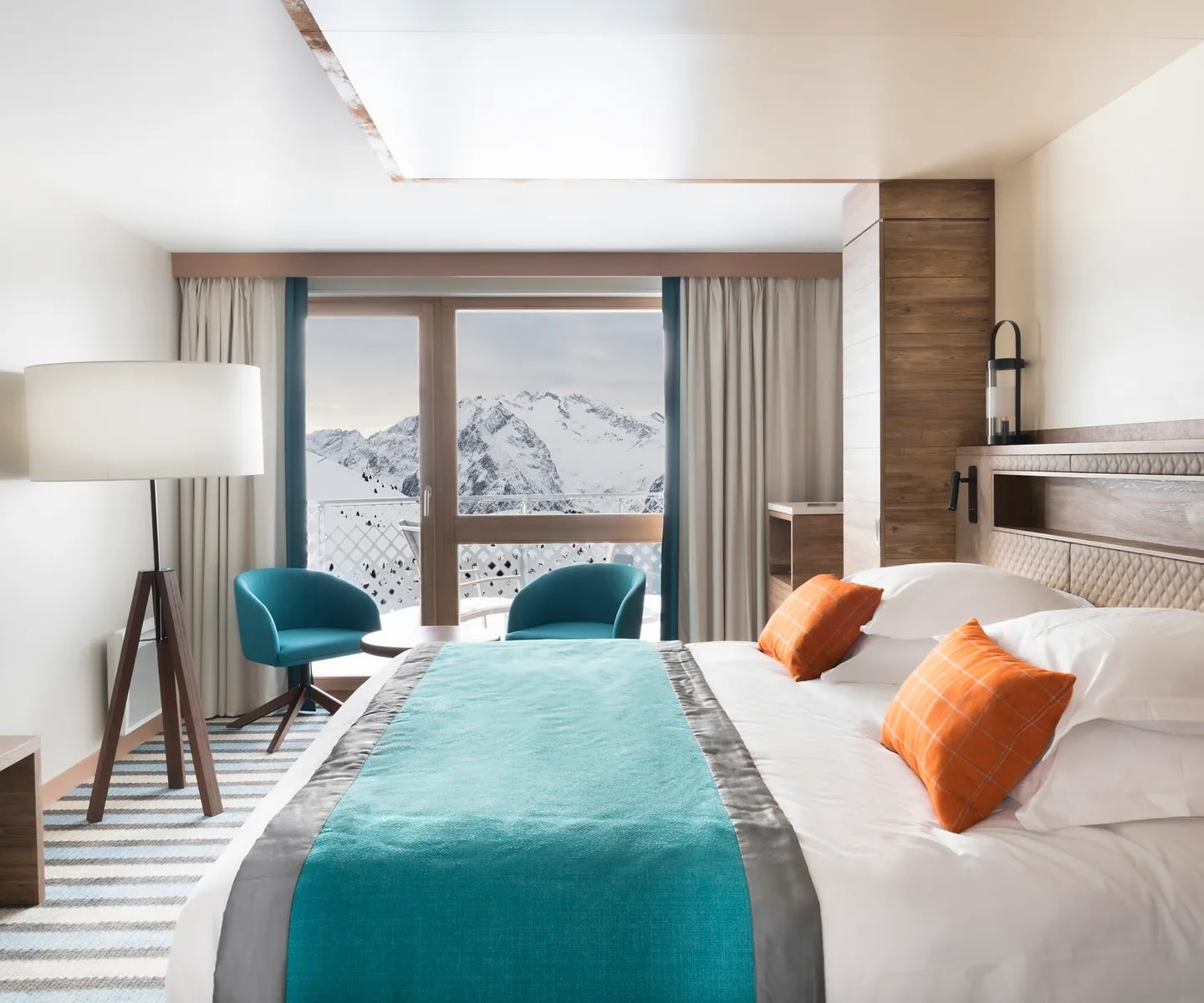 http://Chambre%20d’hôtel%20moderne%20avec%20lit%20double%20et%20vue%20sur%20les%20montagnes%20enneigées
