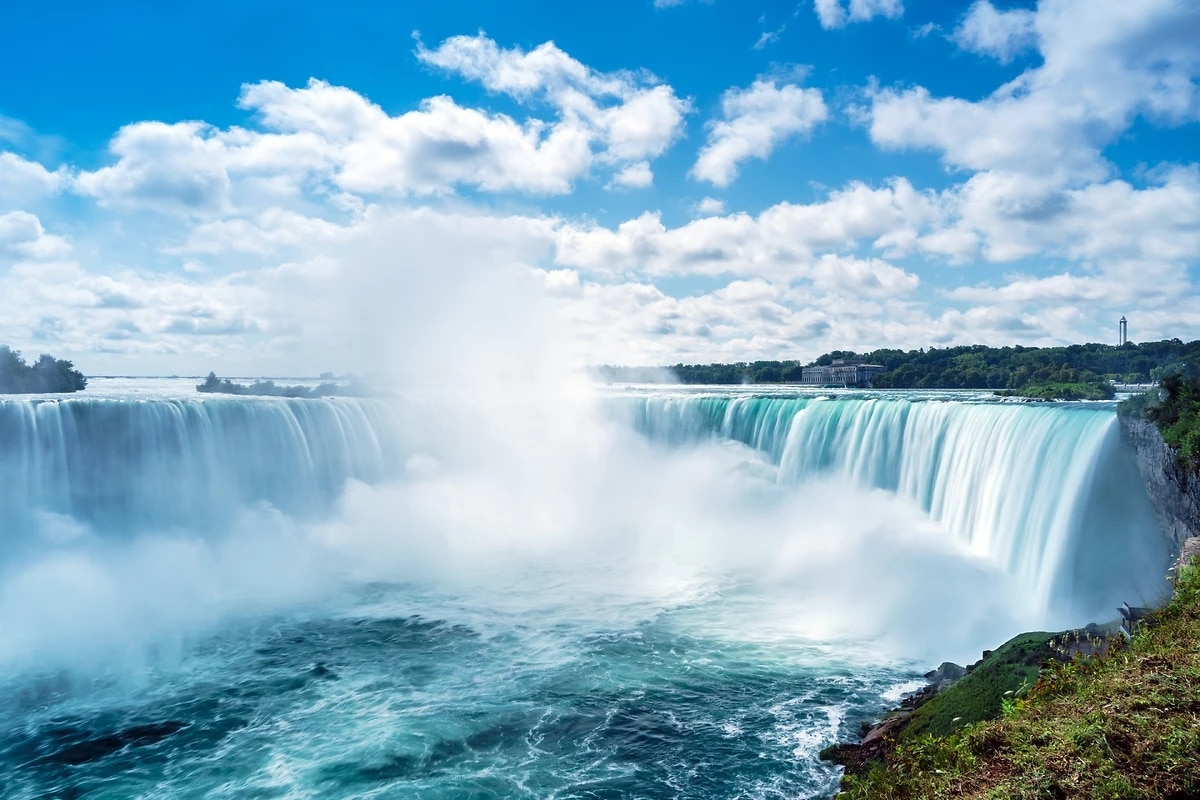 http://Vue%20spectaculaire%20des%20chutes%20du%20Niagara%20avec%20eau%20en%20cascade%20et%20brume