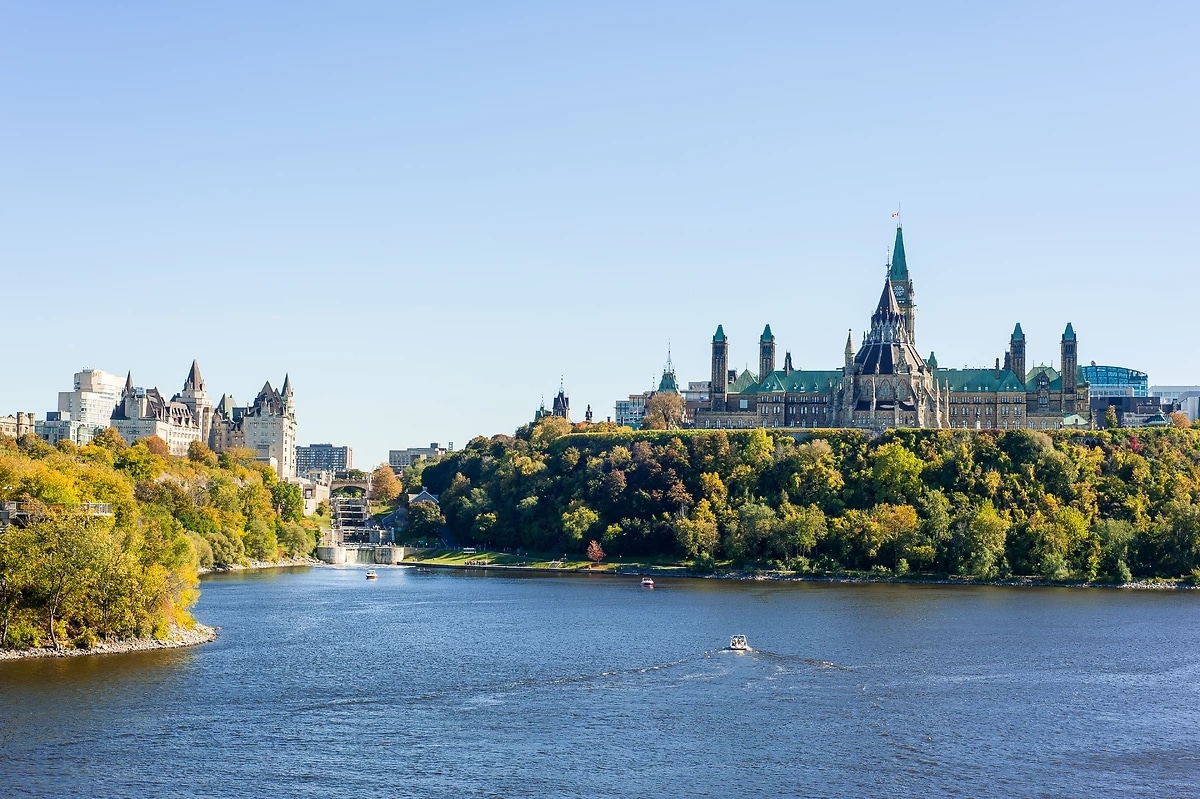 http://Vue%20du%20Parlement%20canadien%20à%20Ottawa%20entouré%20d’arbres%20aux%20couleurs%20d’automne
