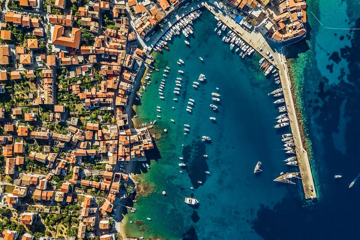 http://Vue%20aérienne%20d’un%20village%20sur%20une%20île%20avec%20mer%20turquoise%20en%20Croatie