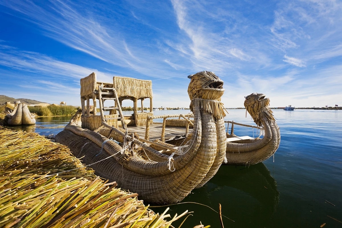 http://Grande%20barque%20artisanale%20en%20roseaux%20amarrée%20sur%20le%20lac%20Titicaca%20sous%20un%20ciel%20dégagé