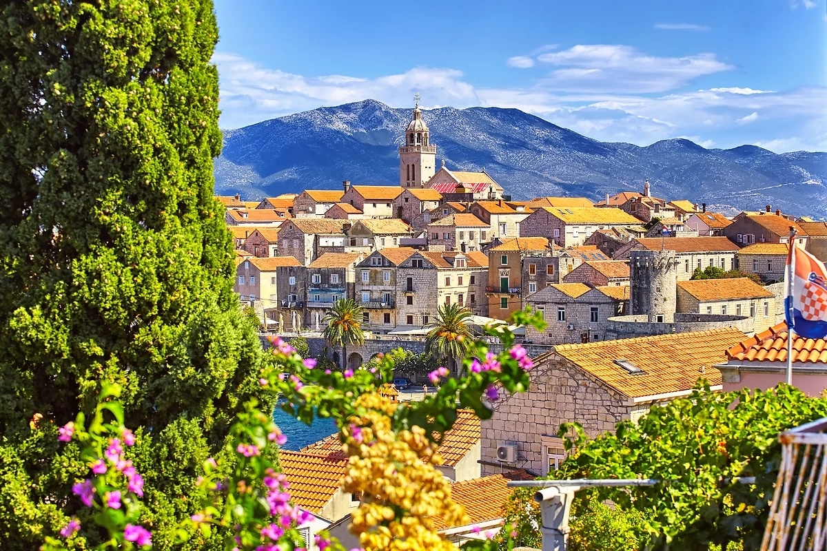 http://Vue%20aérienne%20du%20port%20de%20Hvar%20avec%20bateaux%20et%20maisons%20aux%20toits%20rouges%20en%20Croatie
